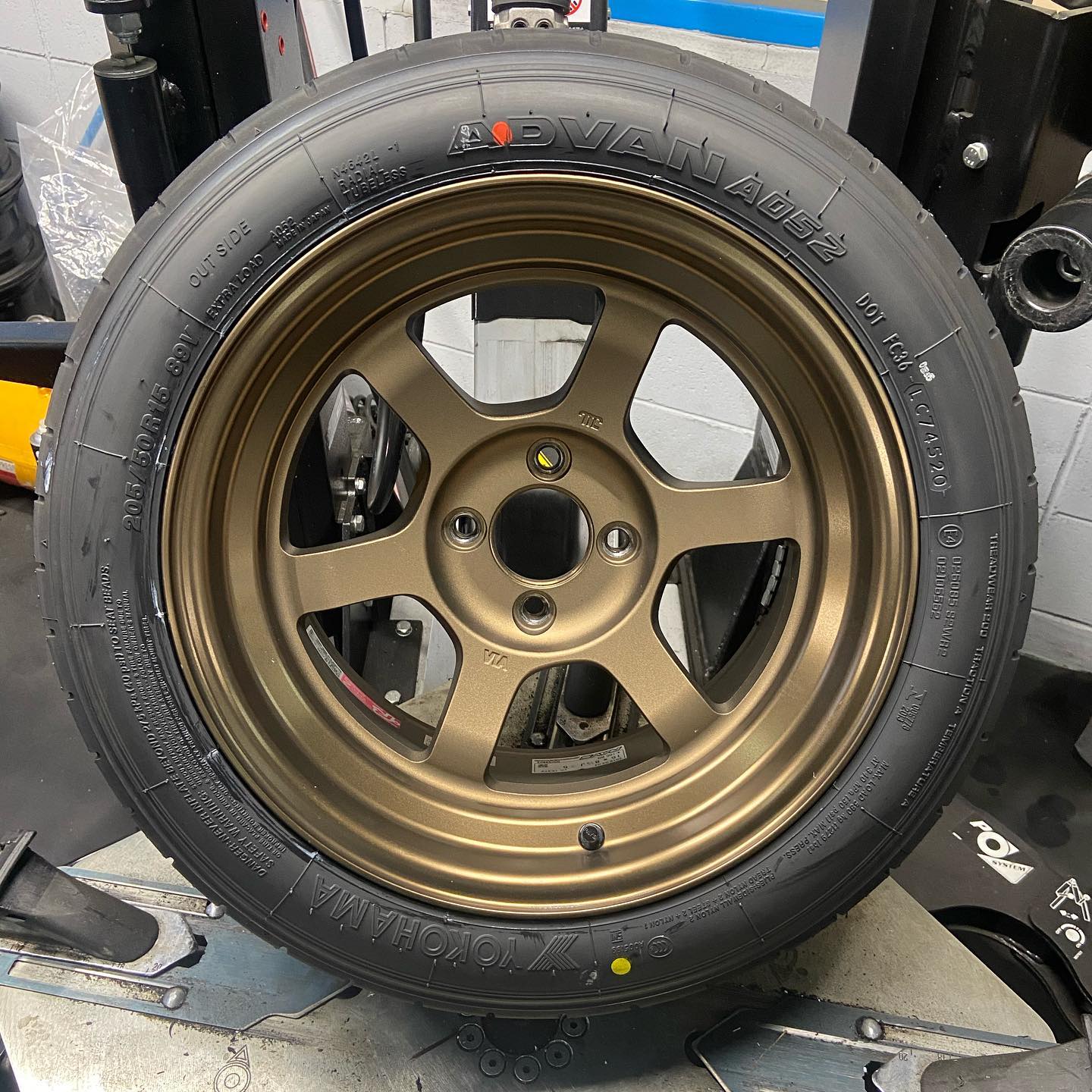 15インチ 8.5J 205/50R15 ホイール装着例 - CARSERVICE GRAVITY