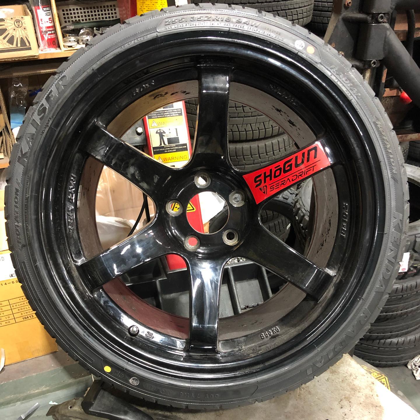18インチ 10.5J 255/35R18 ホイール装着例 - CARSERVICE GRAVITY