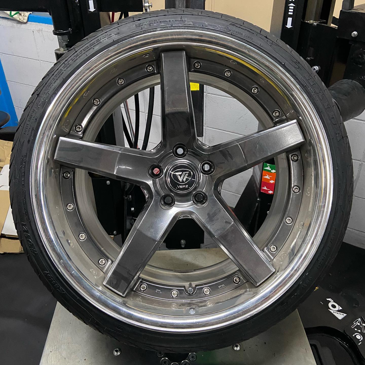 20インチ 10.5J 245/35R20 ホイール装着例 - CARSERVICE GRAVITY
