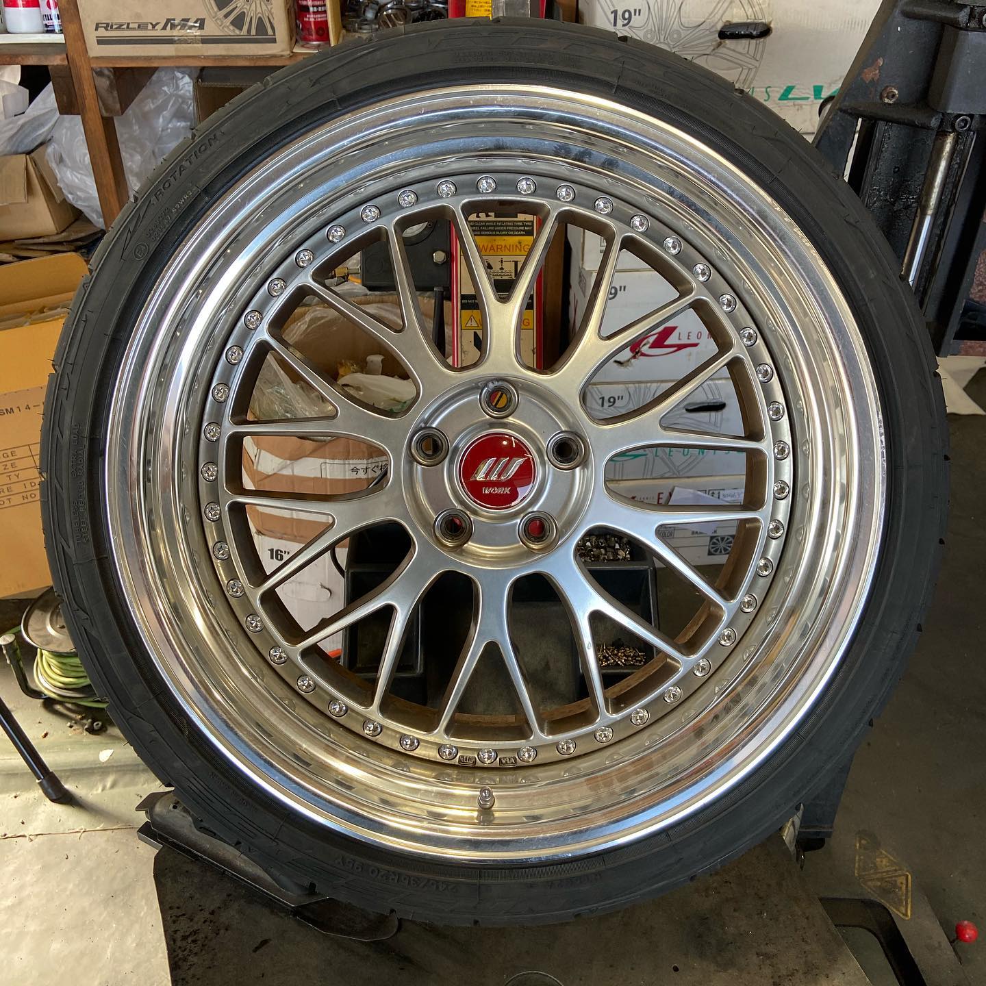 20インチ 9.5J 245/35R20 ホイール装着例 - CARSERVICE GRAVITY