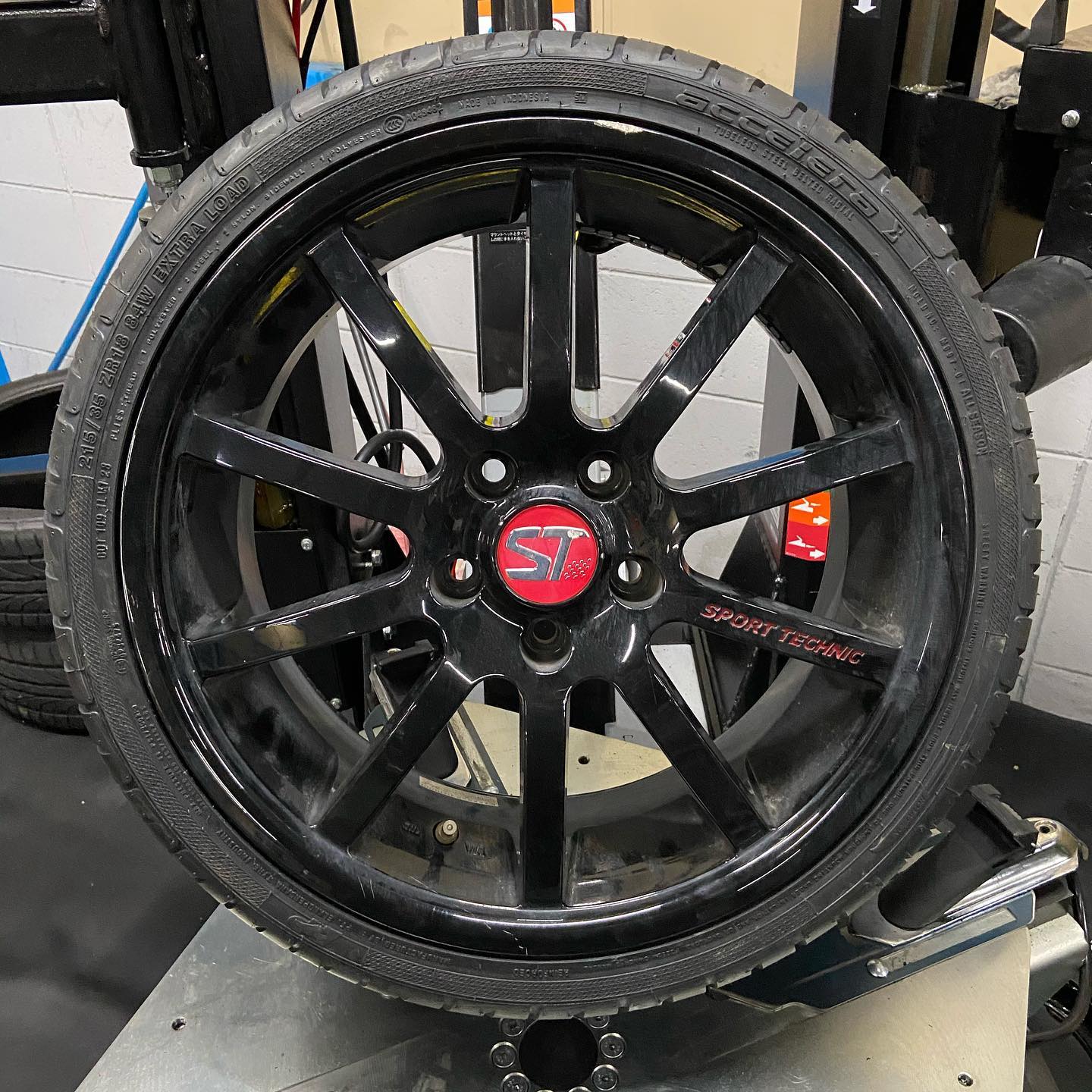 18インチ 7.5J 215/35R18 ホイール装着例 - CARSERVICE GRAVITY