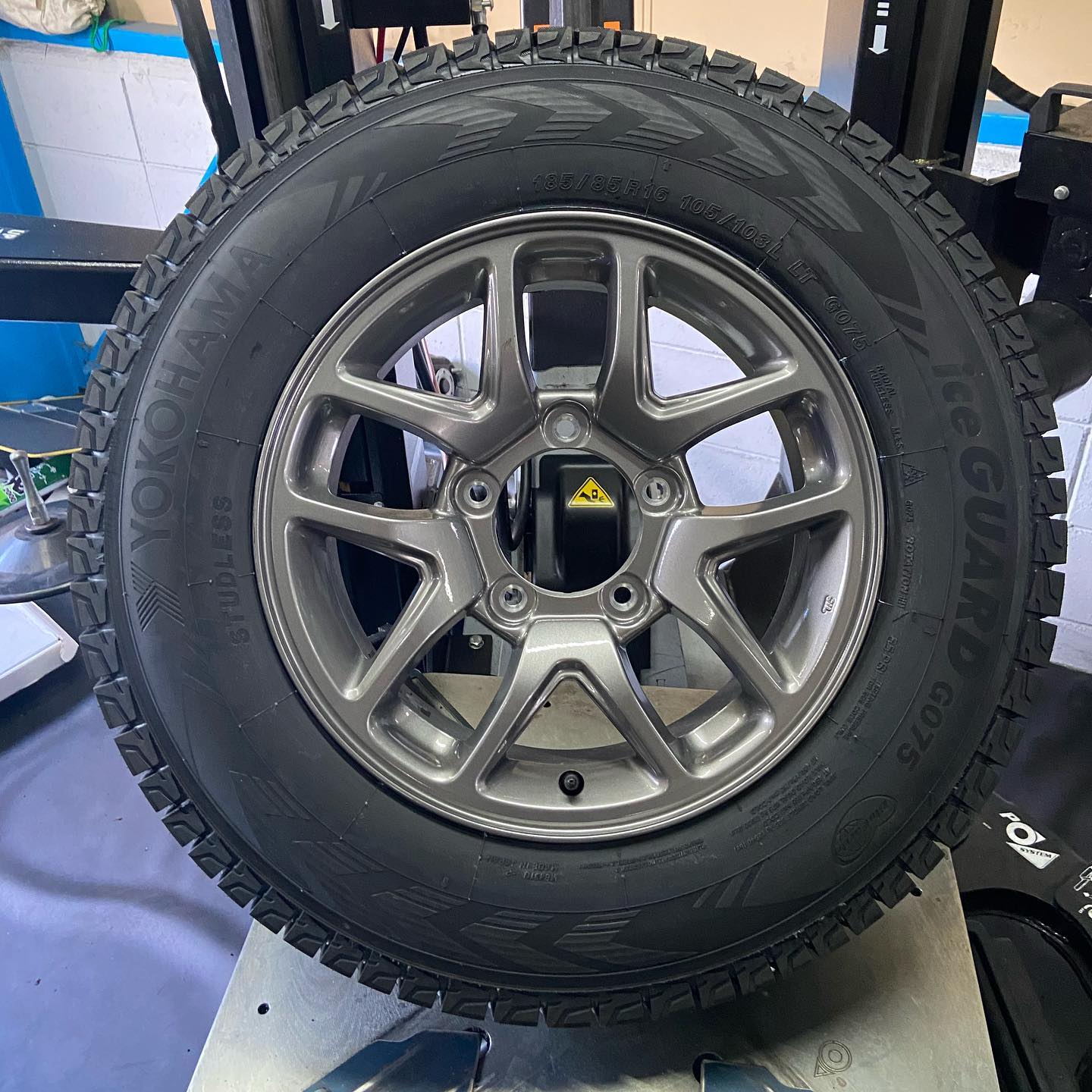 16インチ 5.5J 185/85R16 ホイール装着例 - CARSERVICE GRAVITY