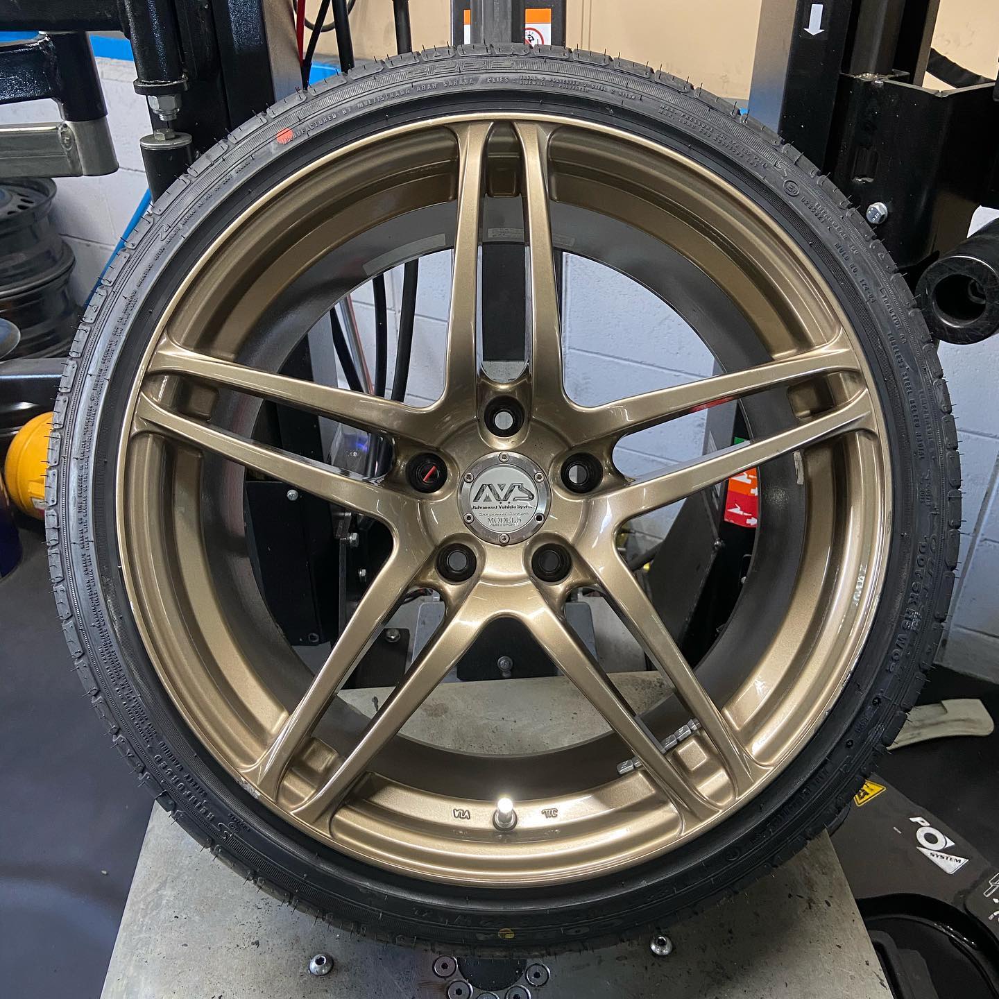 18インチ 9J 225/40R18 ホイール装着例 - CARSERVICE GRAVITY