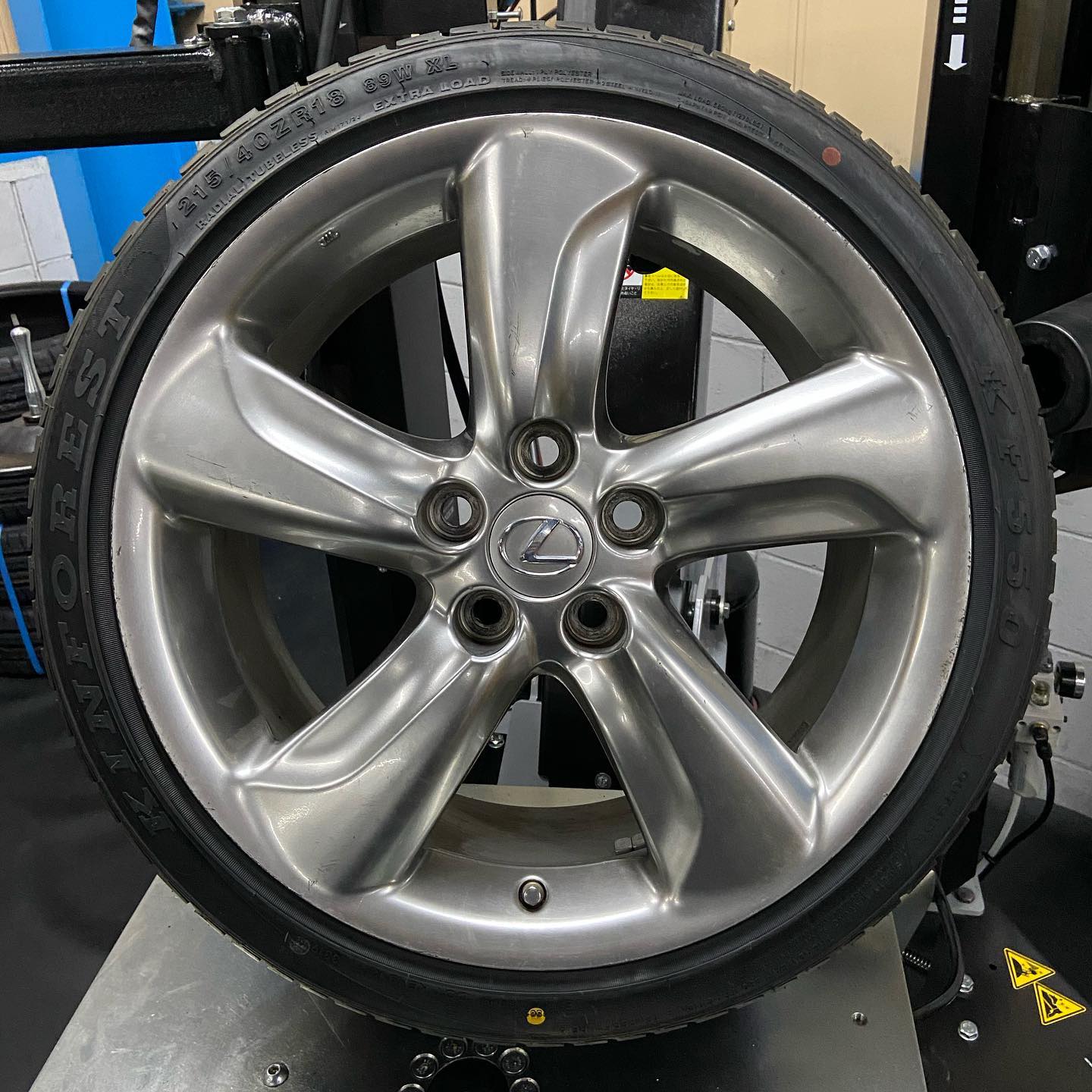 18インチ 8J 215/40R18 ホイール装着例 - CARSERVICE GRAVITY