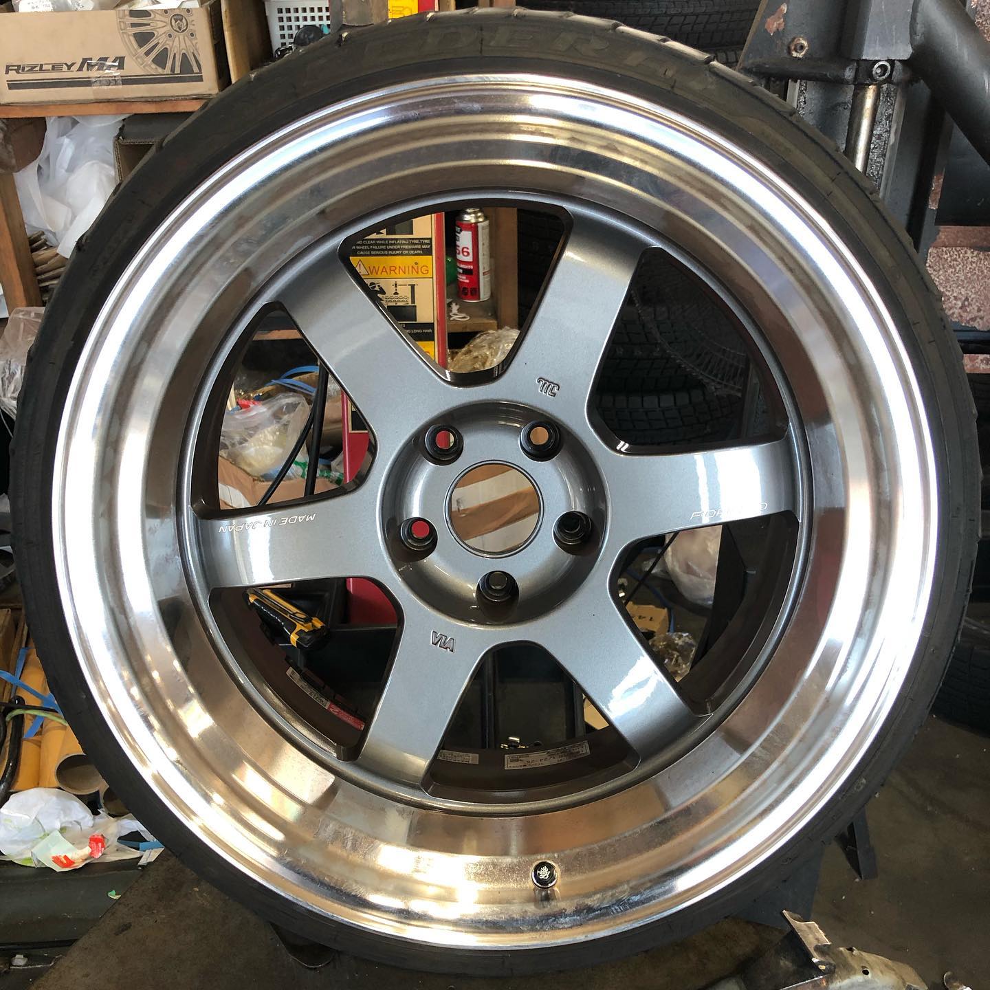 18インチ 10.5J 225/35R18 ホイール装着例 - CARSERVICE GRAVITY