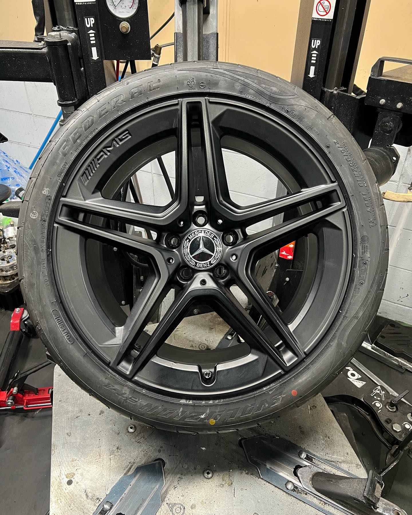 19インチ 9J 275/35R19 ホイール装着例 - CARSERVICE GRAVITY
