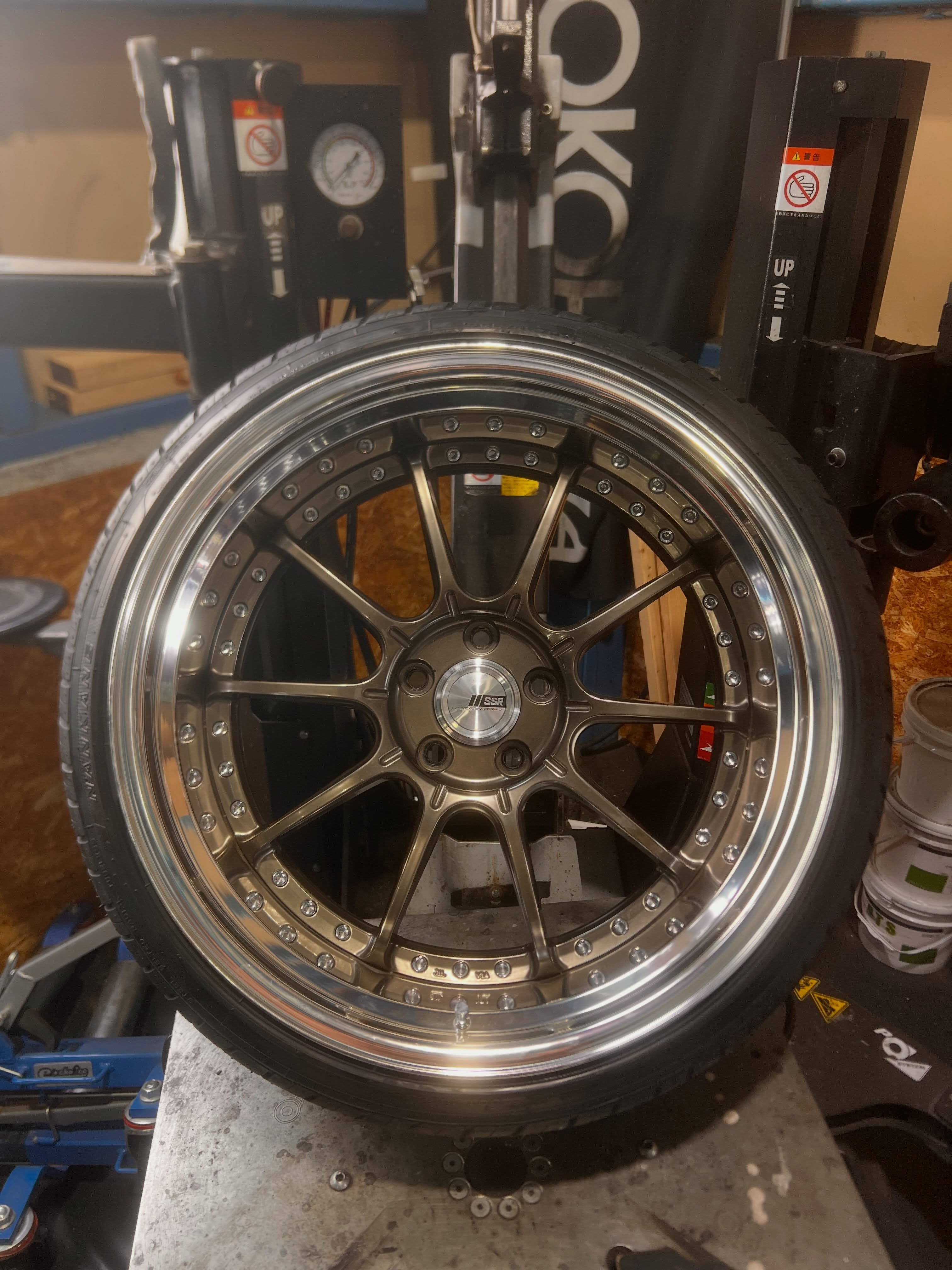 20インチ 10J 235/35R20 ホイール装着例 - CARSERVICE GRAVITY