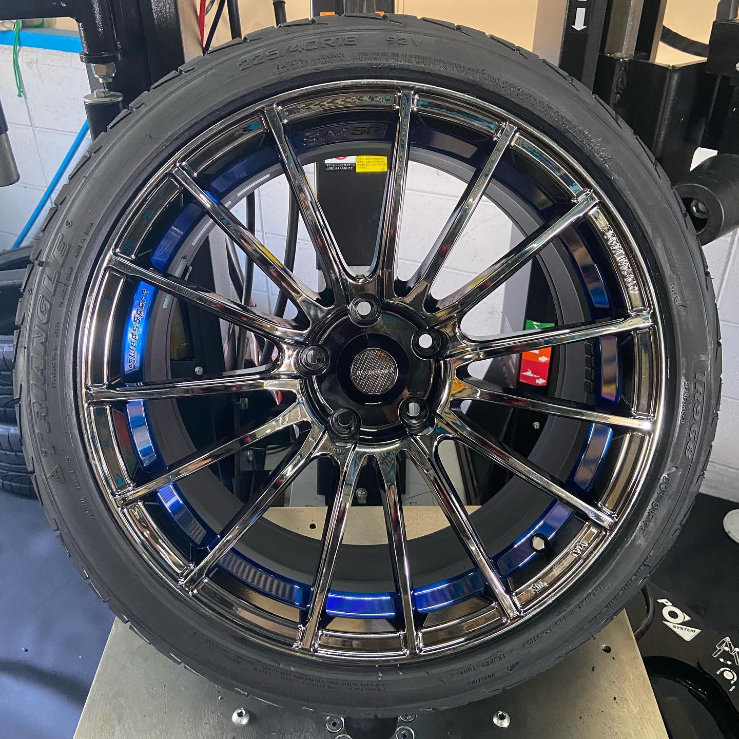 18インチ 8.5J 225/40R18 ホイール装着例 - CARSERVICE GRAVITY