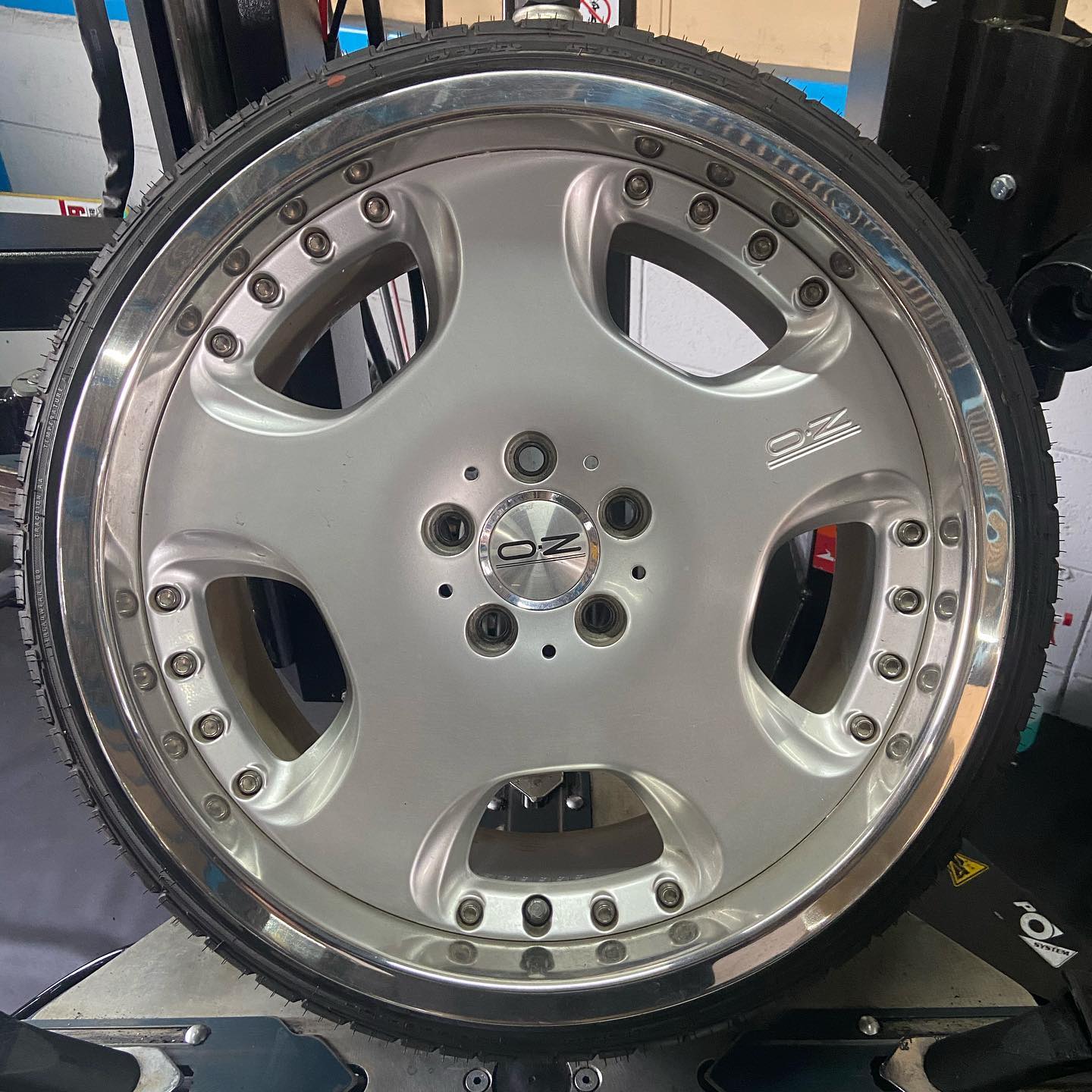 19インチ 10J 225/35R19 ホイール装着例 - CARSERVICE GRAVITY