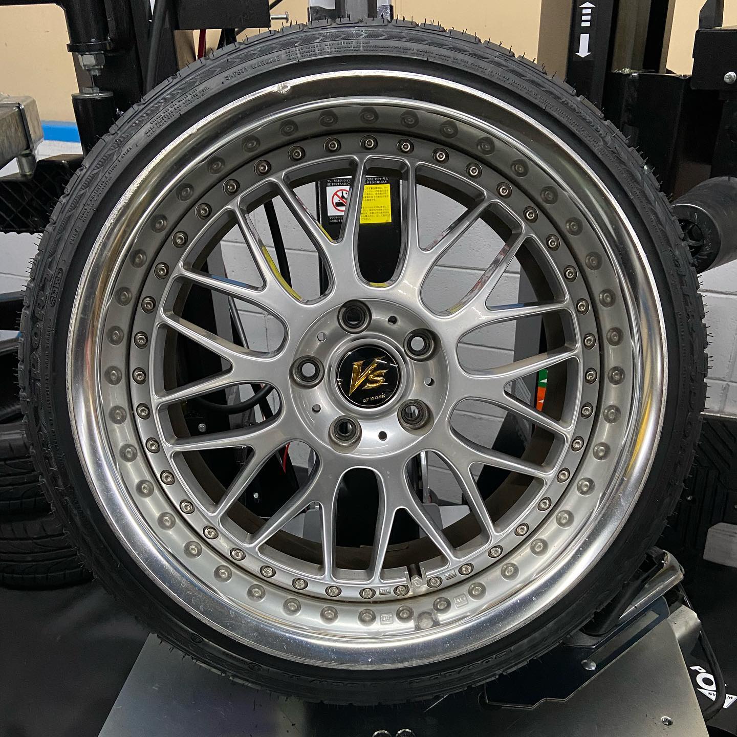 18インチ 9J 205/40R18 ホイール装着例 - CARSERVICE GRAVITY