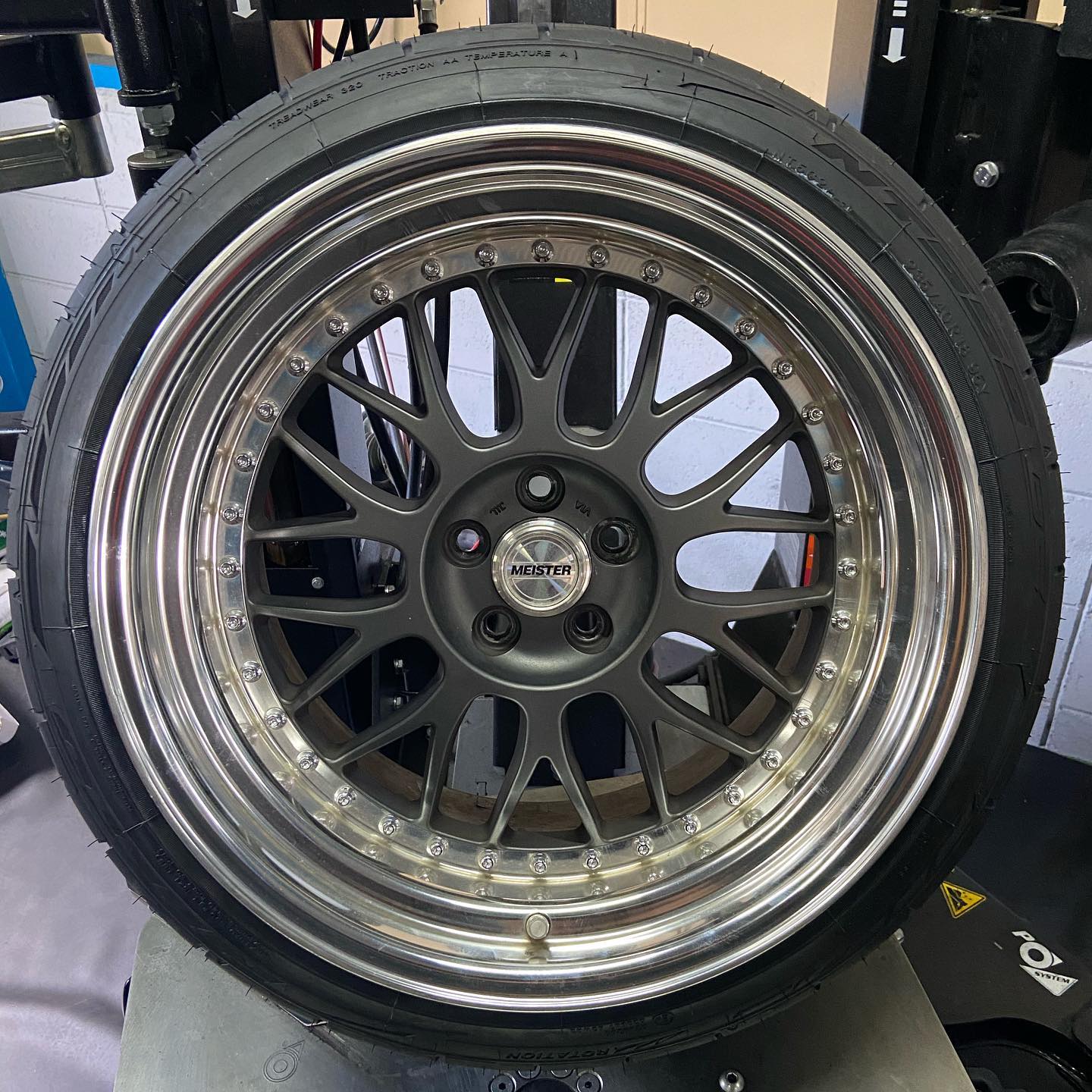 18インチ 10.5J 235/40R18 ホイール装着例 - CARSERVICE GRAVITY