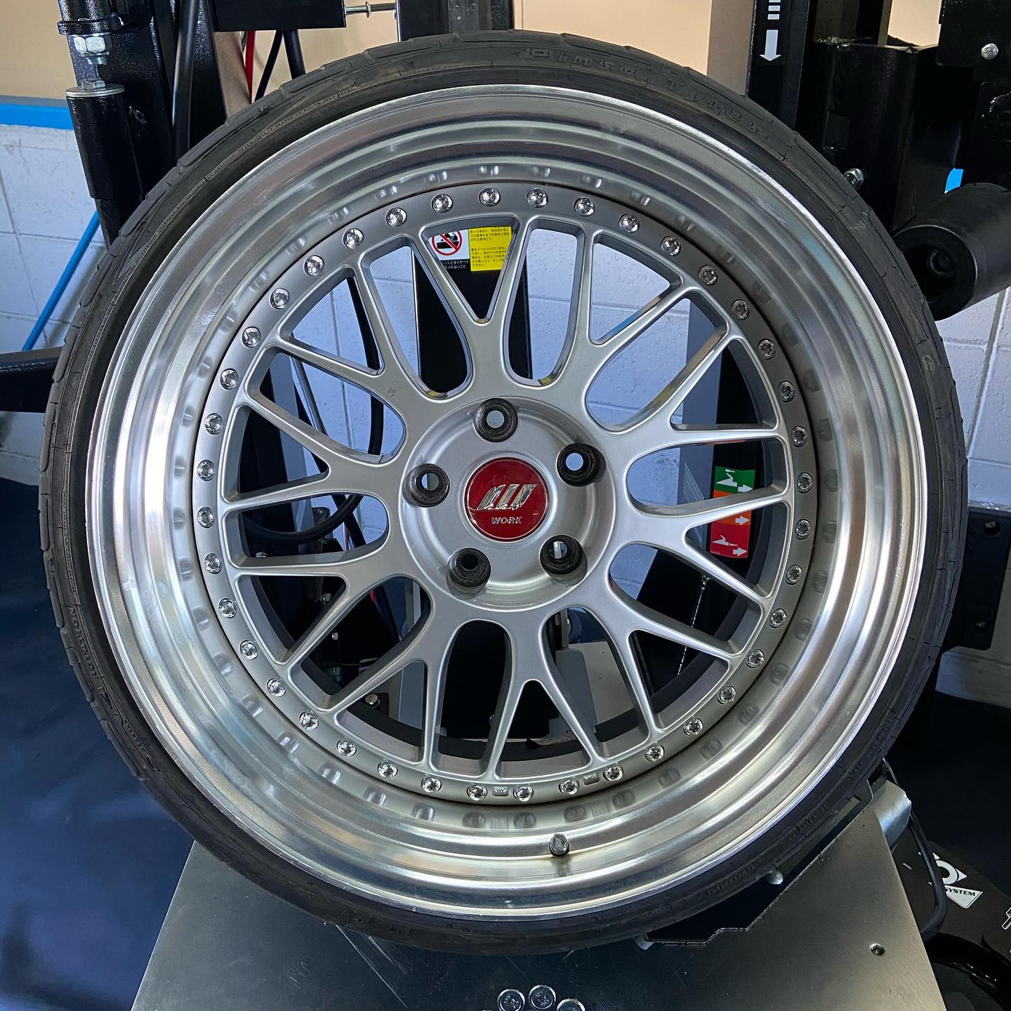 19インチ 9.5J 225/35R19 ホイール装着例 - CARSERVICE GRAVITY