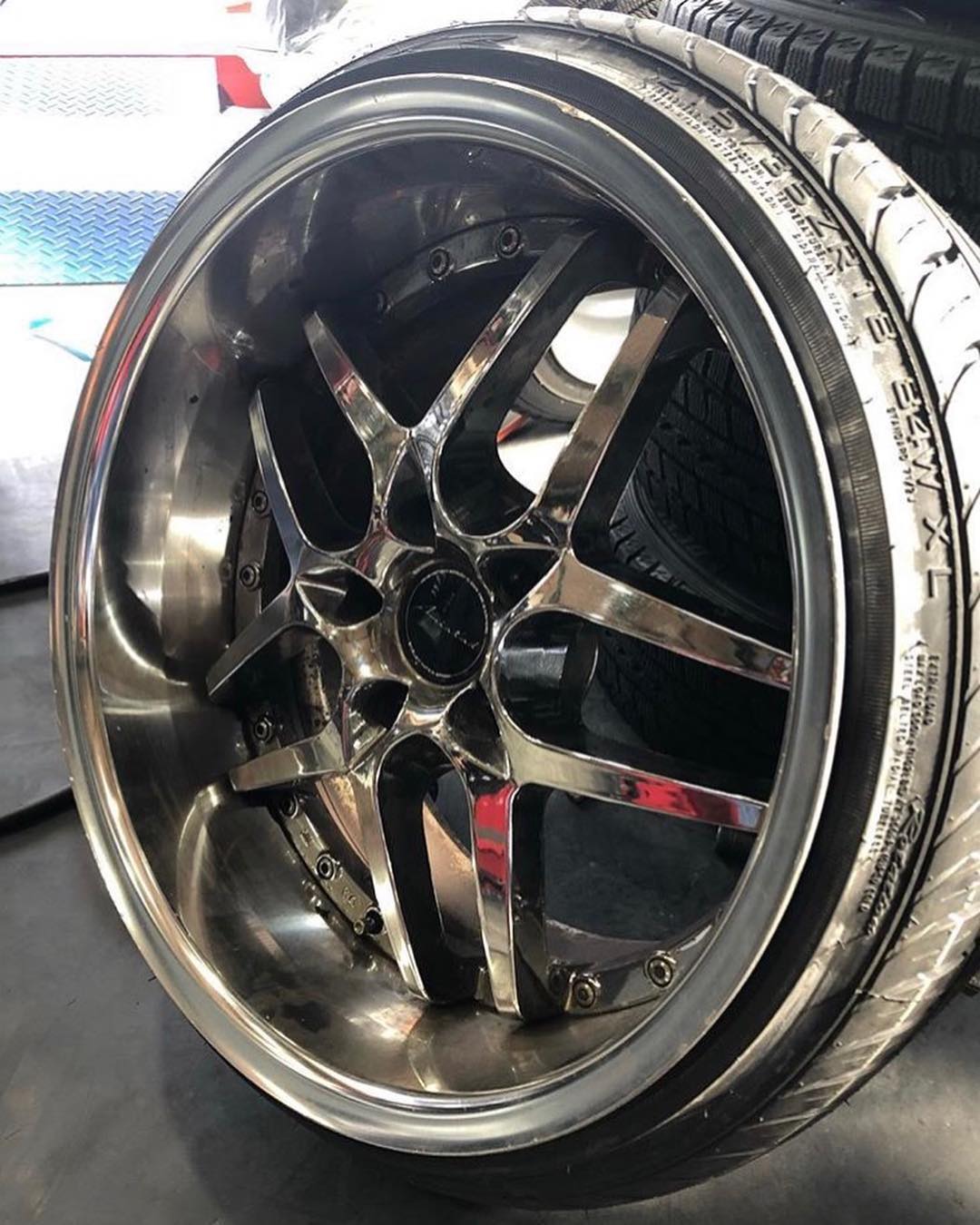 18インチ 10.5J 215/35R18 ホイール装着例 - CARSERVICE GRAVITY