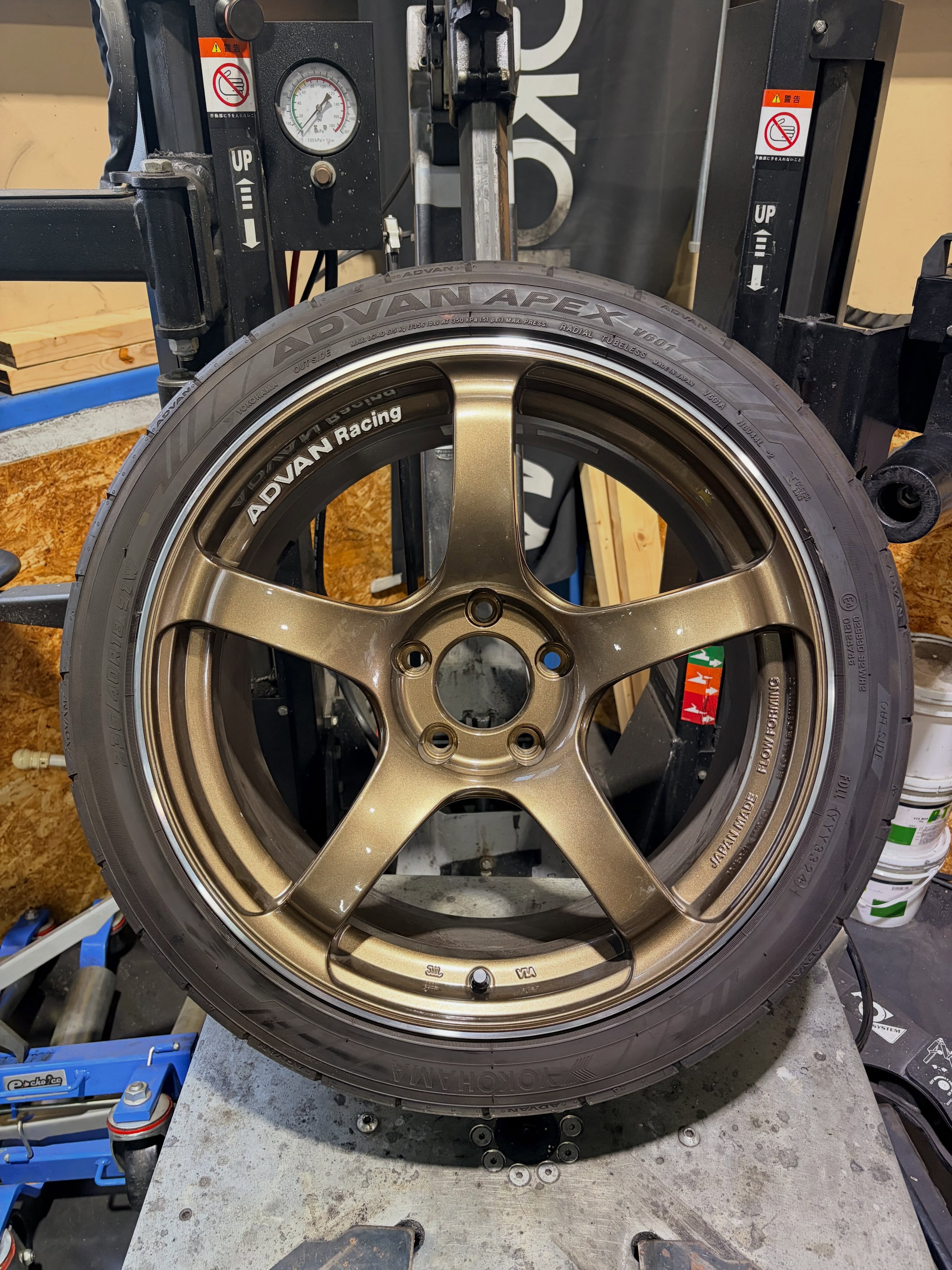 18インチ 8.5J 235/40R18 ホイール装着例 - CARSERVICE GRAVITY