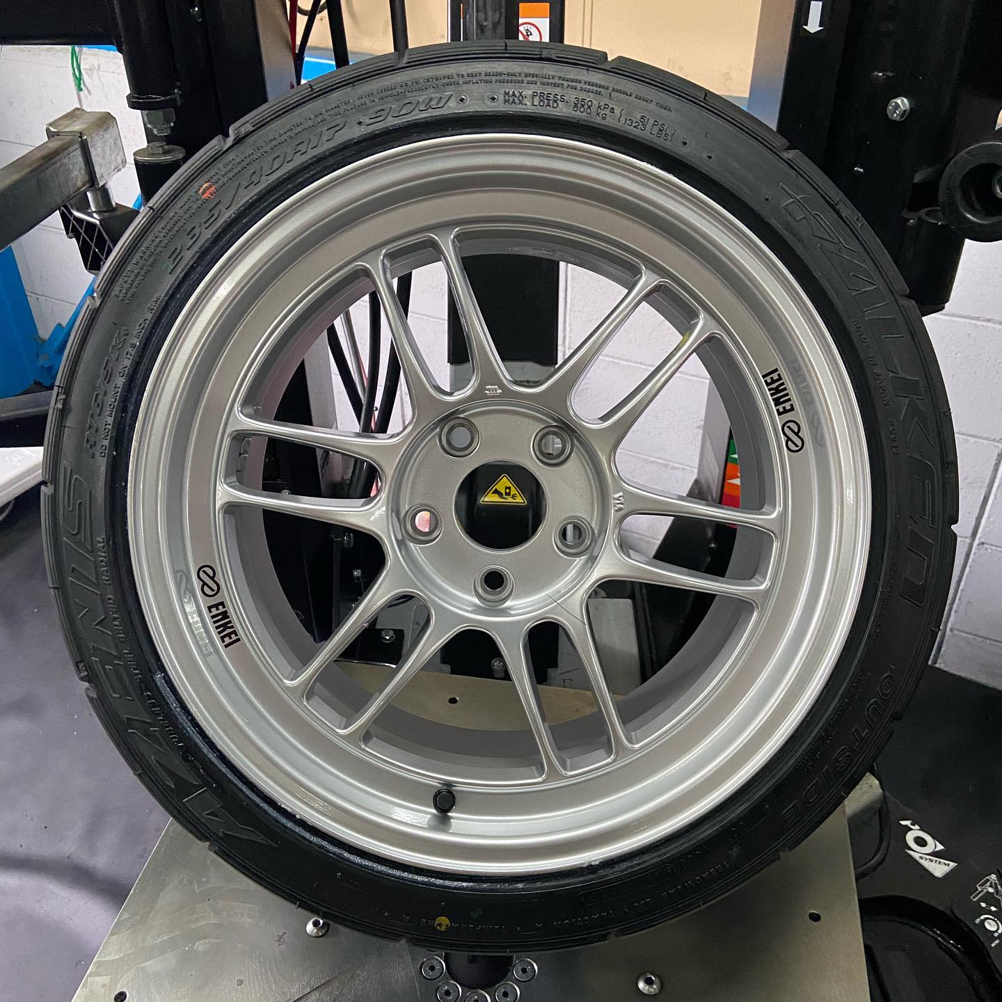 17インチ 9J 235/40R17 ホイール装着例 - CARSERVICE GRAVITY