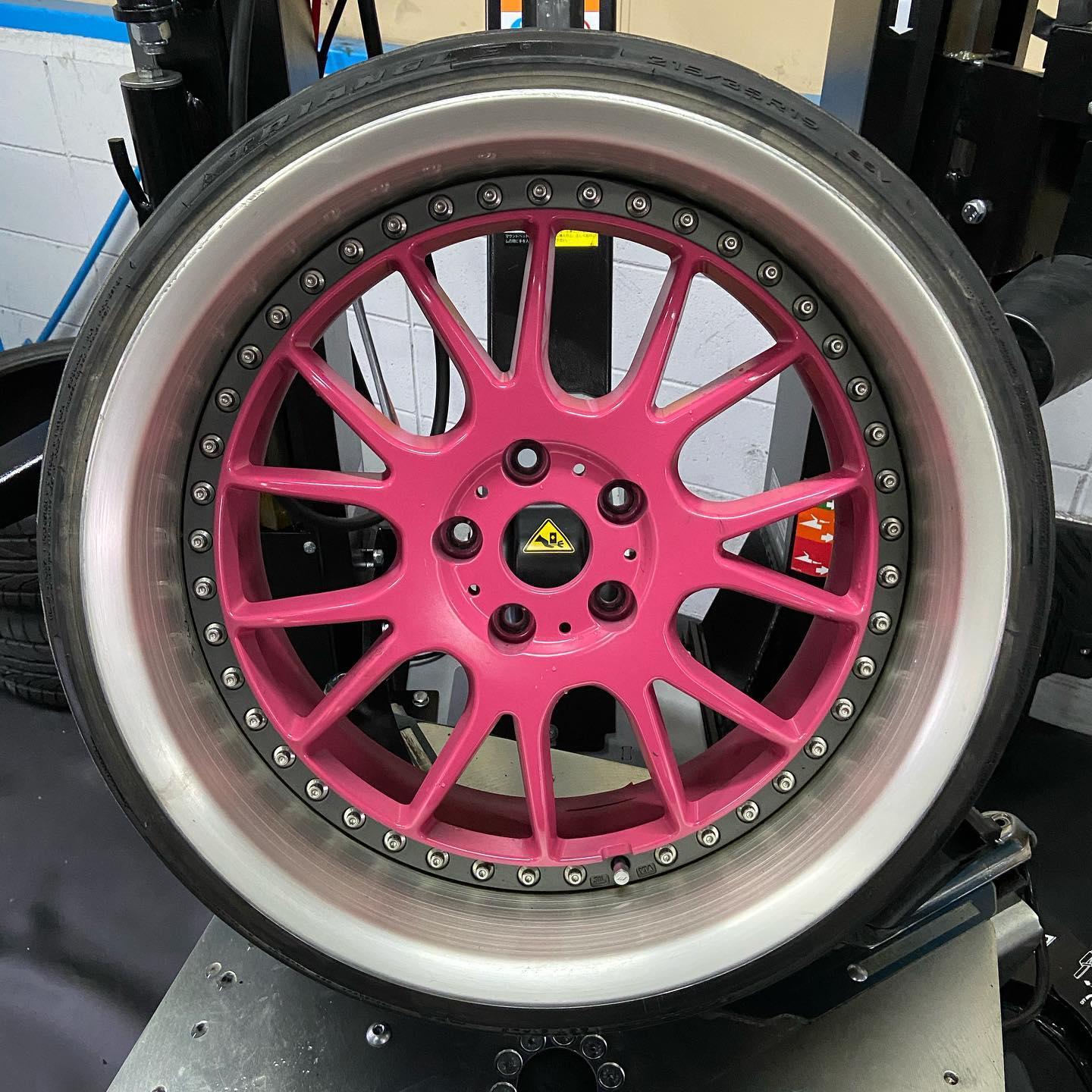 19インチ 9.5J 215/35R19 ホイール装着例 - CARSERVICE GRAVITY