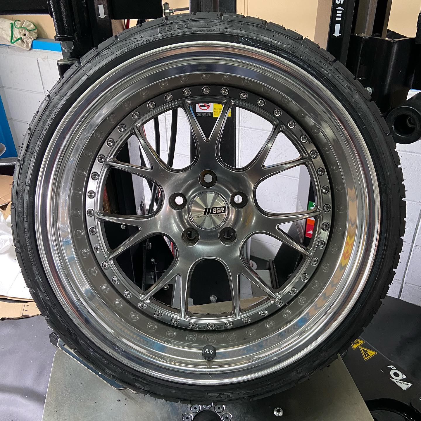 19インチ 9.5J 235/35R19 ホイール装着例 - CARSERVICE GRAVITY