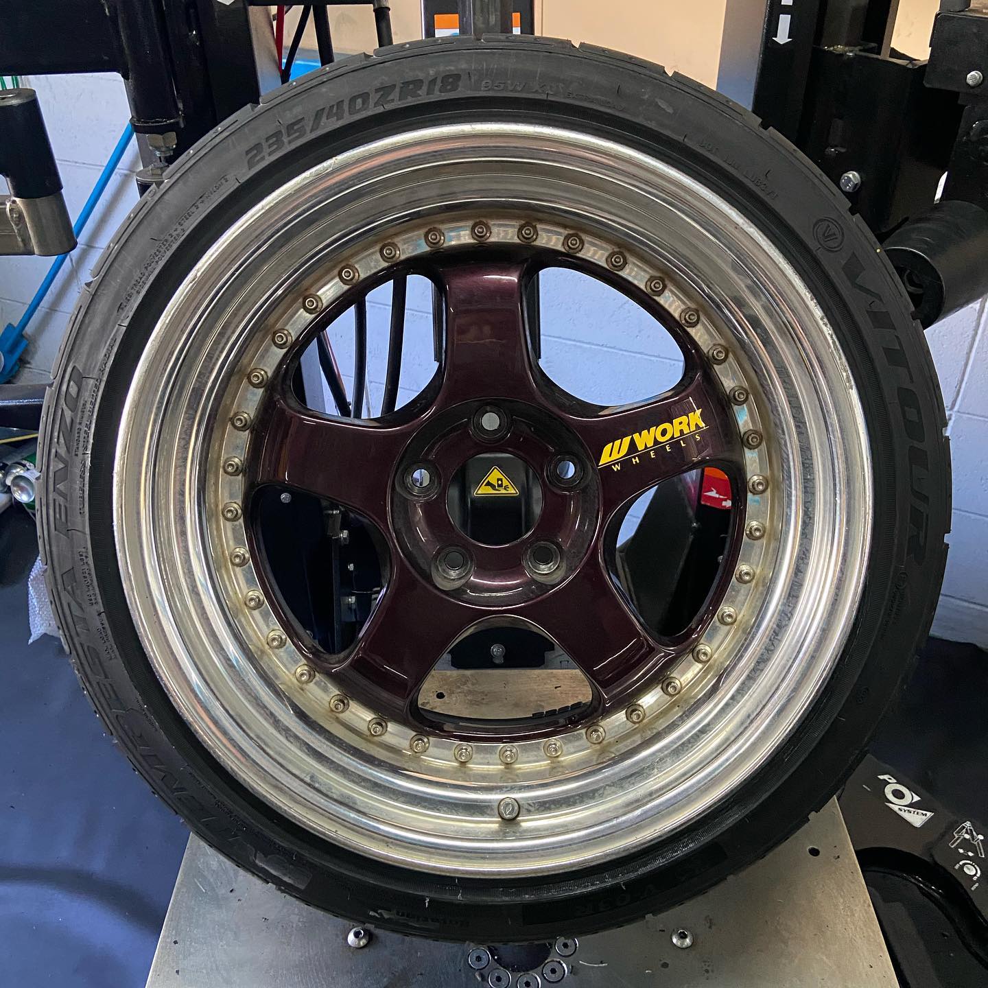 18インチ 9J 235/40R18 ホイール装着例 - CARSERVICE GRAVITY