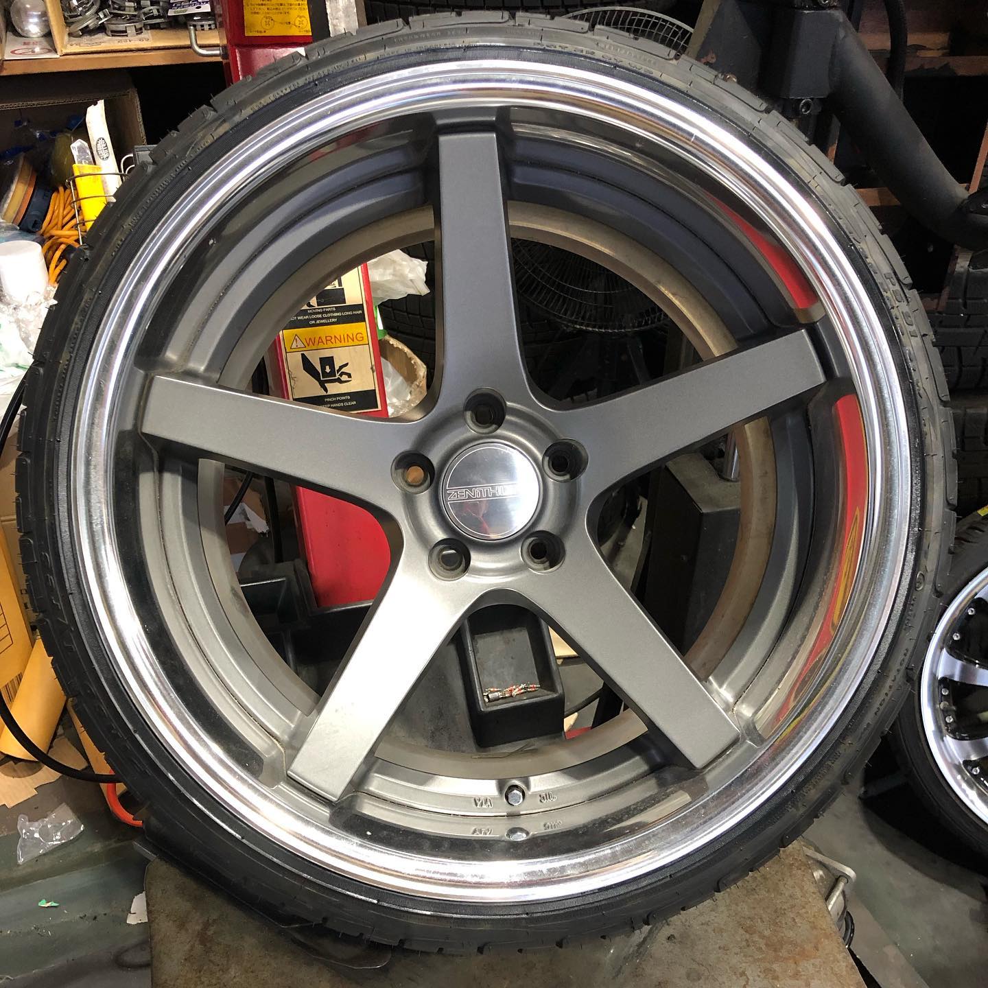19インチ 10.5J 235/35R19 ホイール装着例 - CARSERVICE GRAVITY