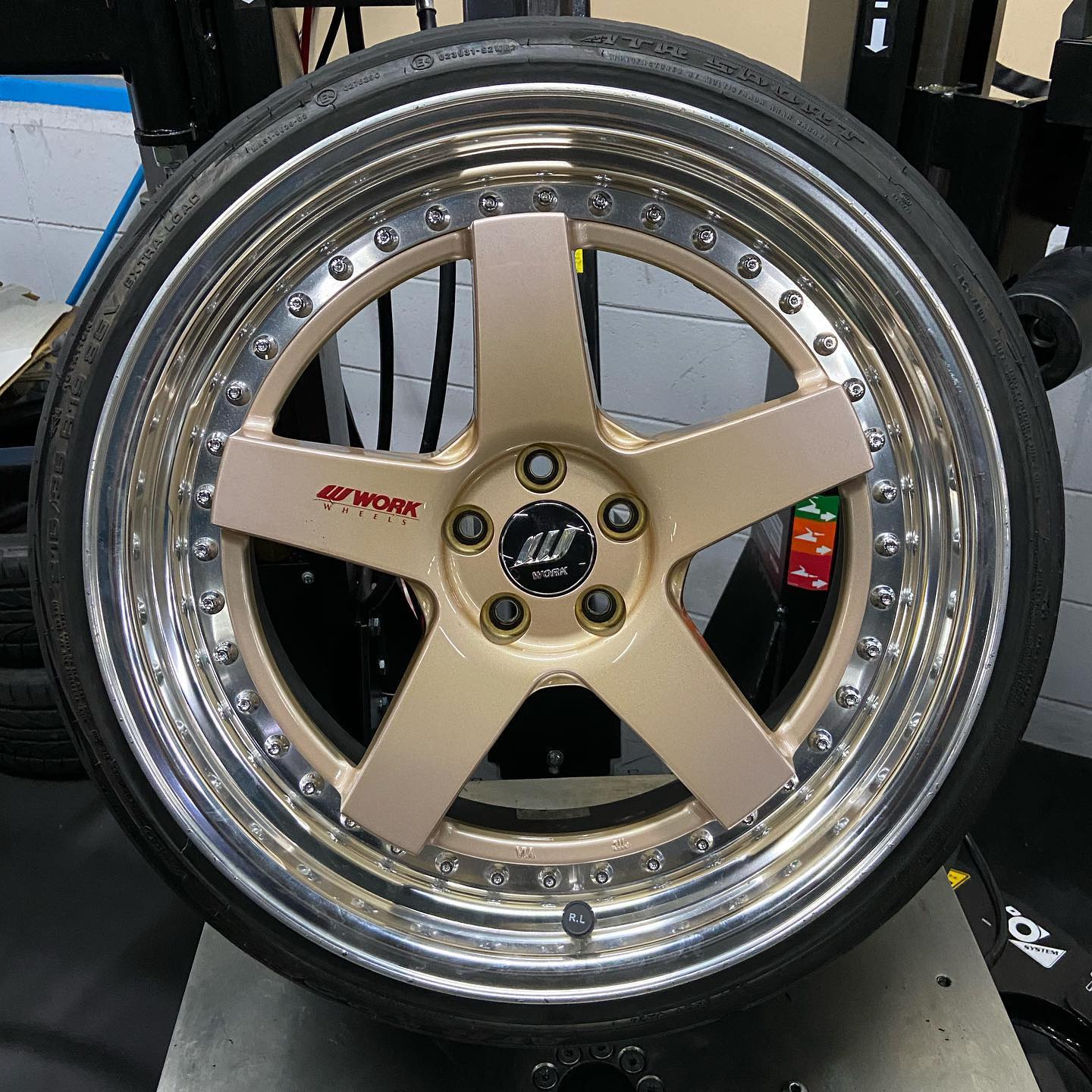 19インチ 9J 215/35R19 ホイール装着例 - CARSERVICE GRAVITY