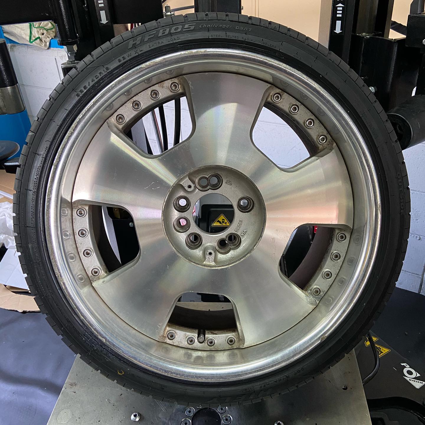 19インチ 9.5J 225/40R19 ホイール装着例 - CARSERVICE GRAVITY