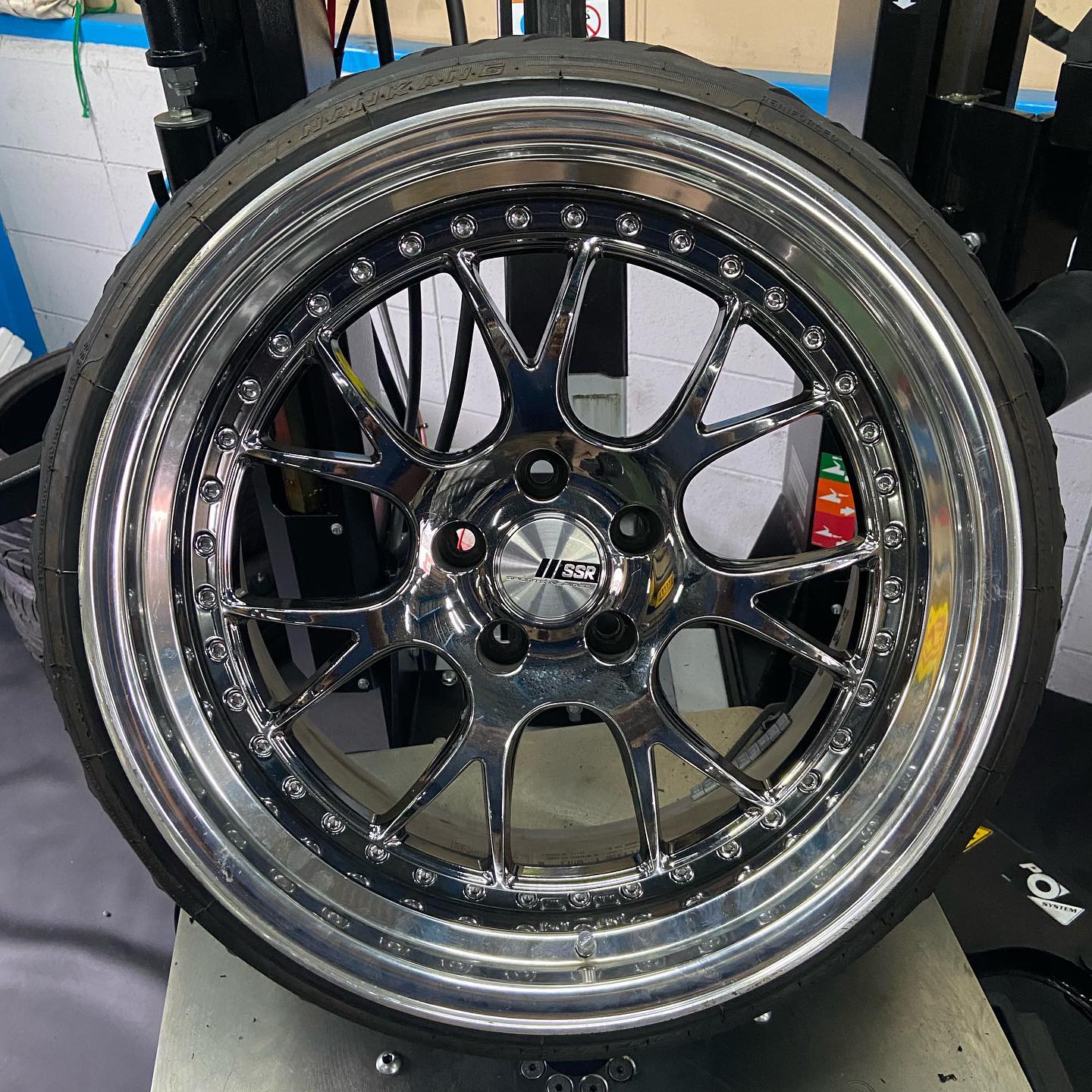 19インチ 9.5J 215/35R19 ホイール装着例 - CARSERVICE GRAVITY