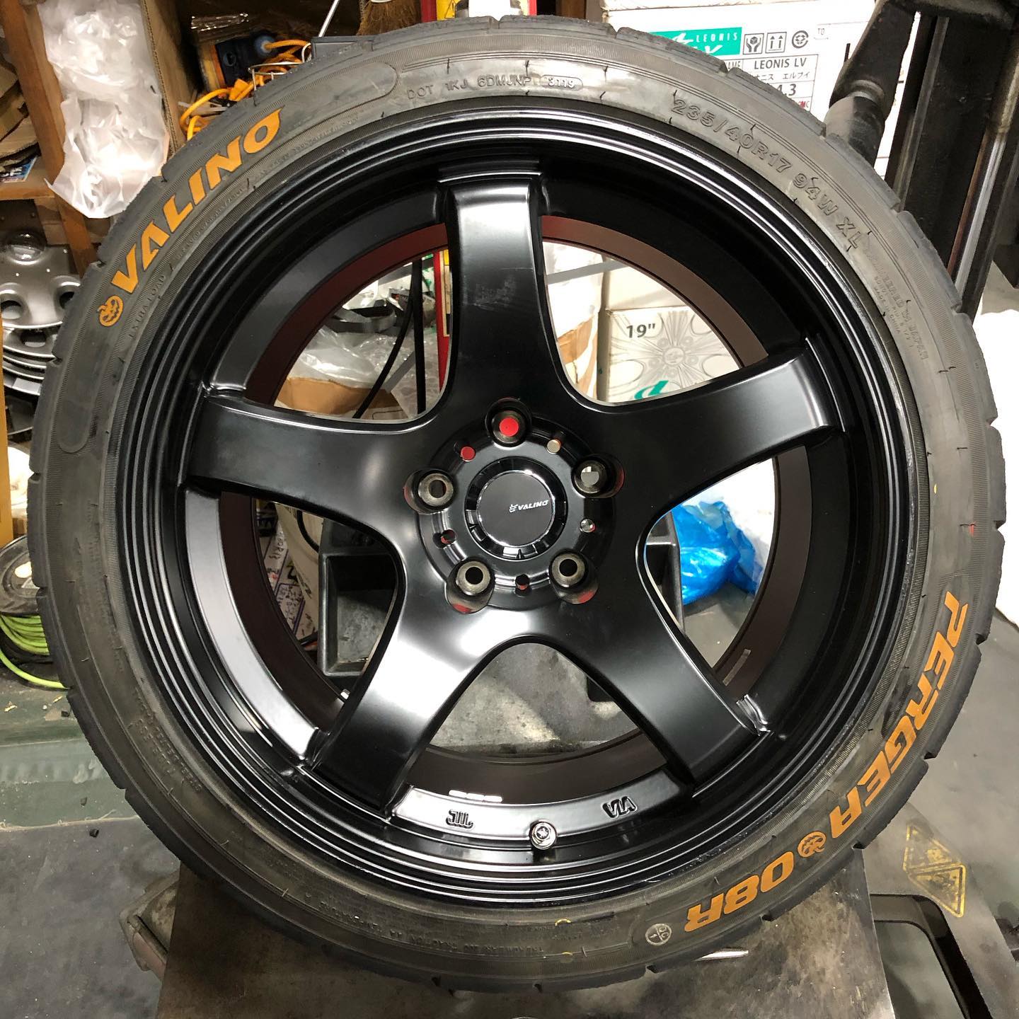 17インチ 9.5J 235/40R17 ホイール装着例 - CARSERVICE GRAVITY