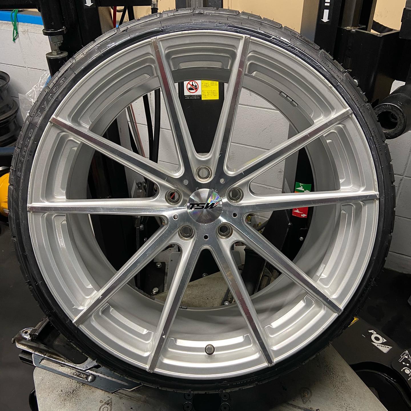 20インチ 10J 225/35R20 ホイール装着例 - CARSERVICE GRAVITY
