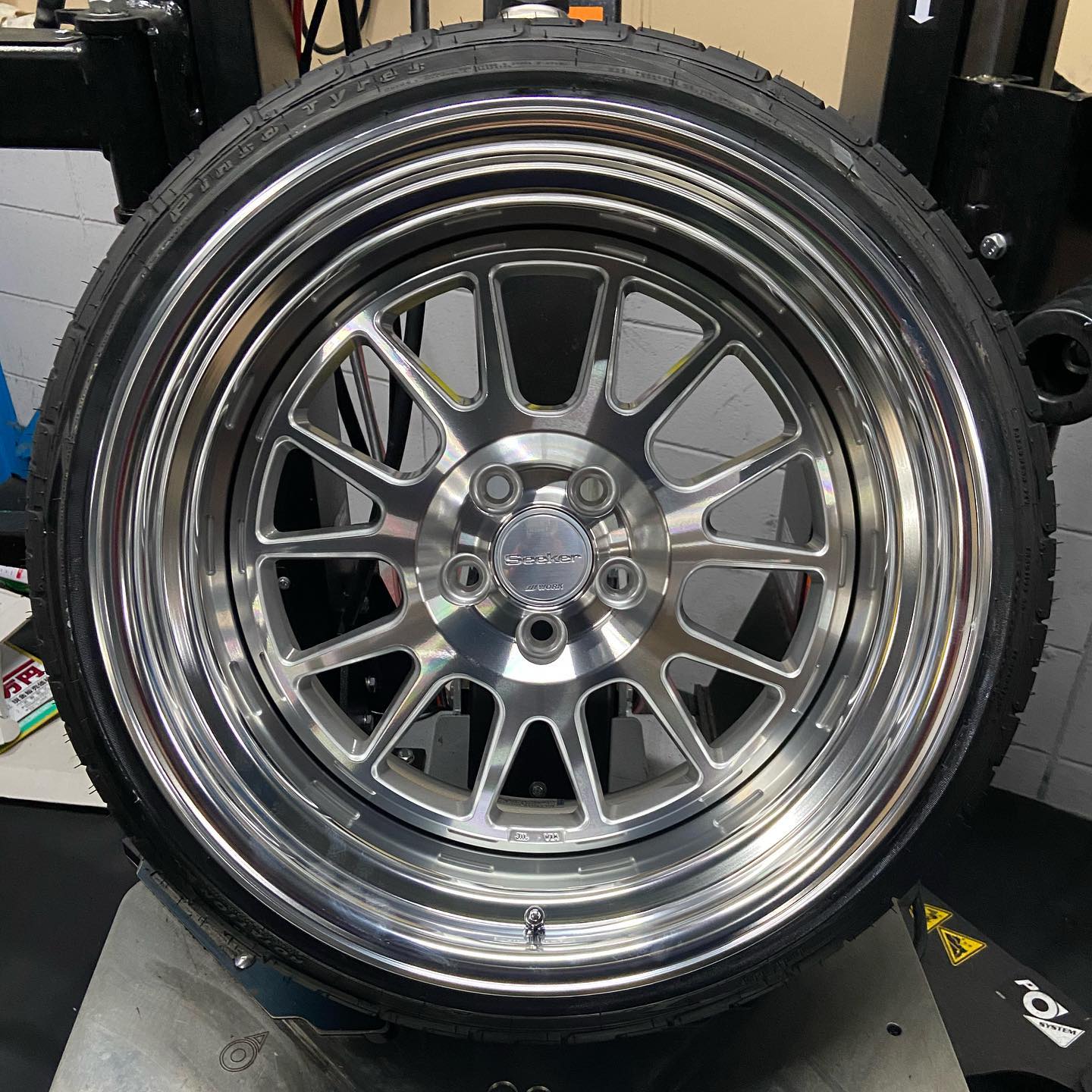 17インチ 9.5J 205/40R17 ホイール装着例 - CARSERVICE GRAVITY