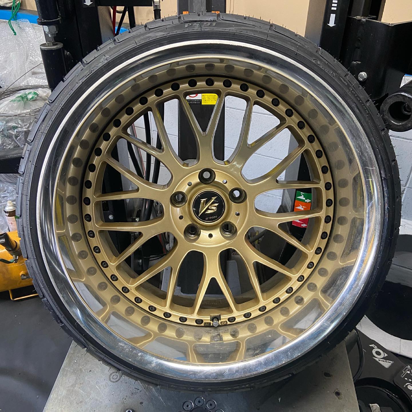 19インチ 11J 235/35R19 ホイール装着例 - CARSERVICE GRAVITY