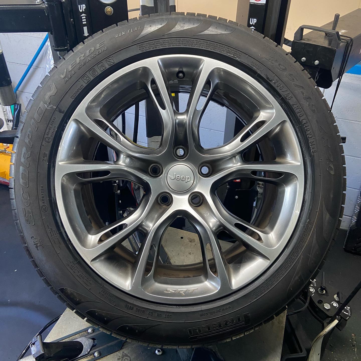 20インチ 10J 295/45R20 ホイール装着例 - CARSERVICE GRAVITY