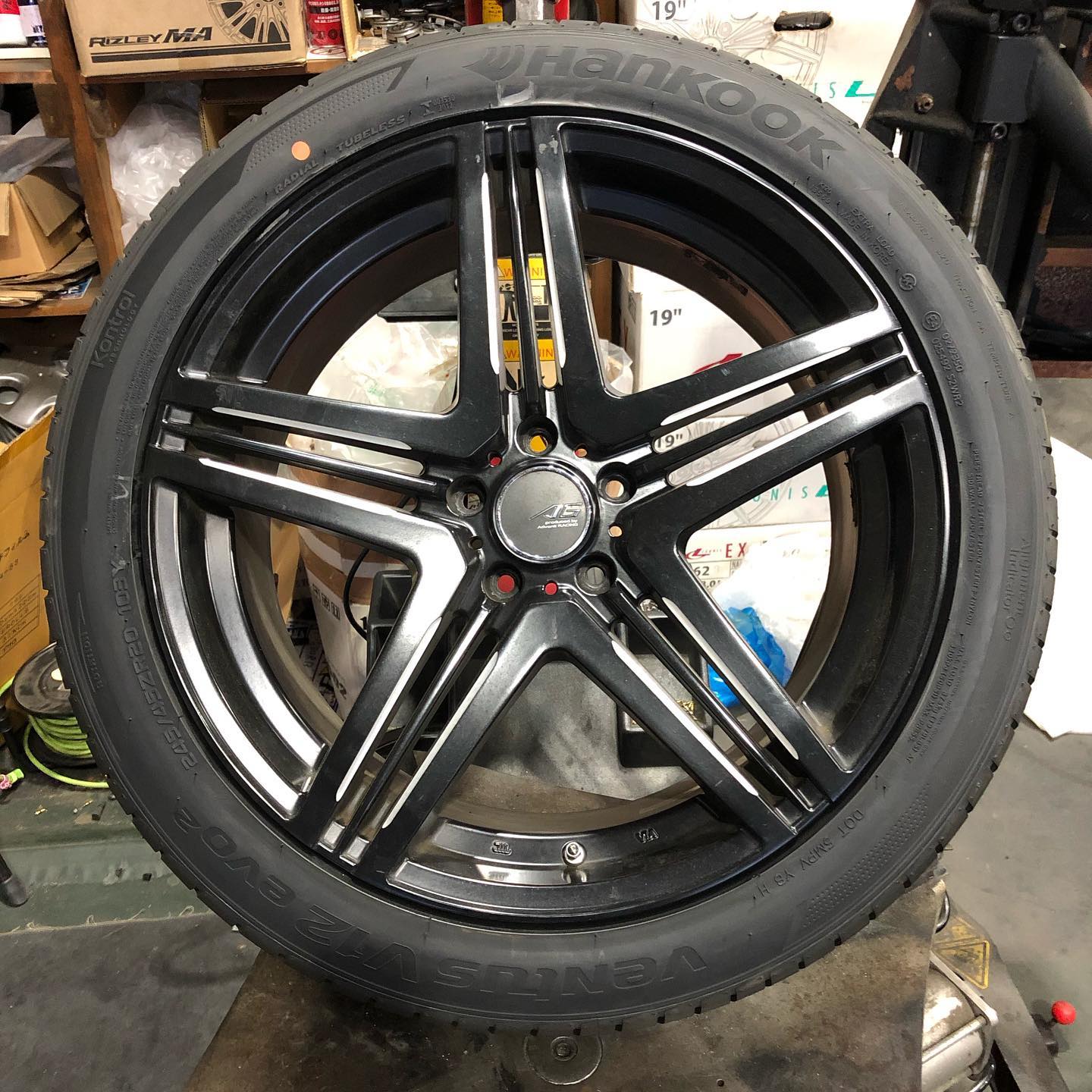 20インチ 8.5J 245/45R20 ホイール装着例 - CARSERVICE GRAVITY