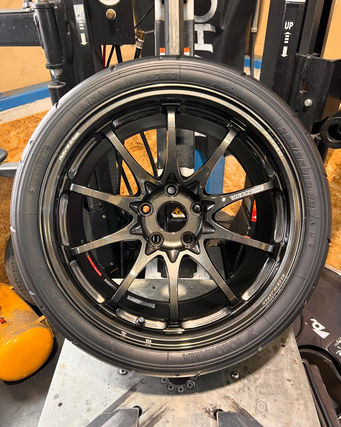 18インチ 9.5J 265/35R18 ホイール装着例 - CARSERVICE GRAVITY