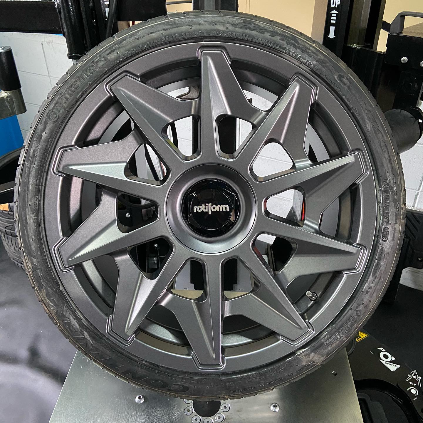 20インチ 8.5J 245/35R20 ホイール装着例 - CARSERVICE GRAVITY