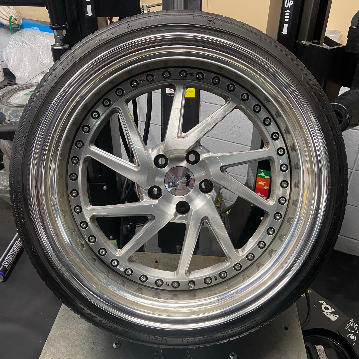 20インチ 10J 245/35R20 ホイール装着例 - CARSERVICE GRAVITY