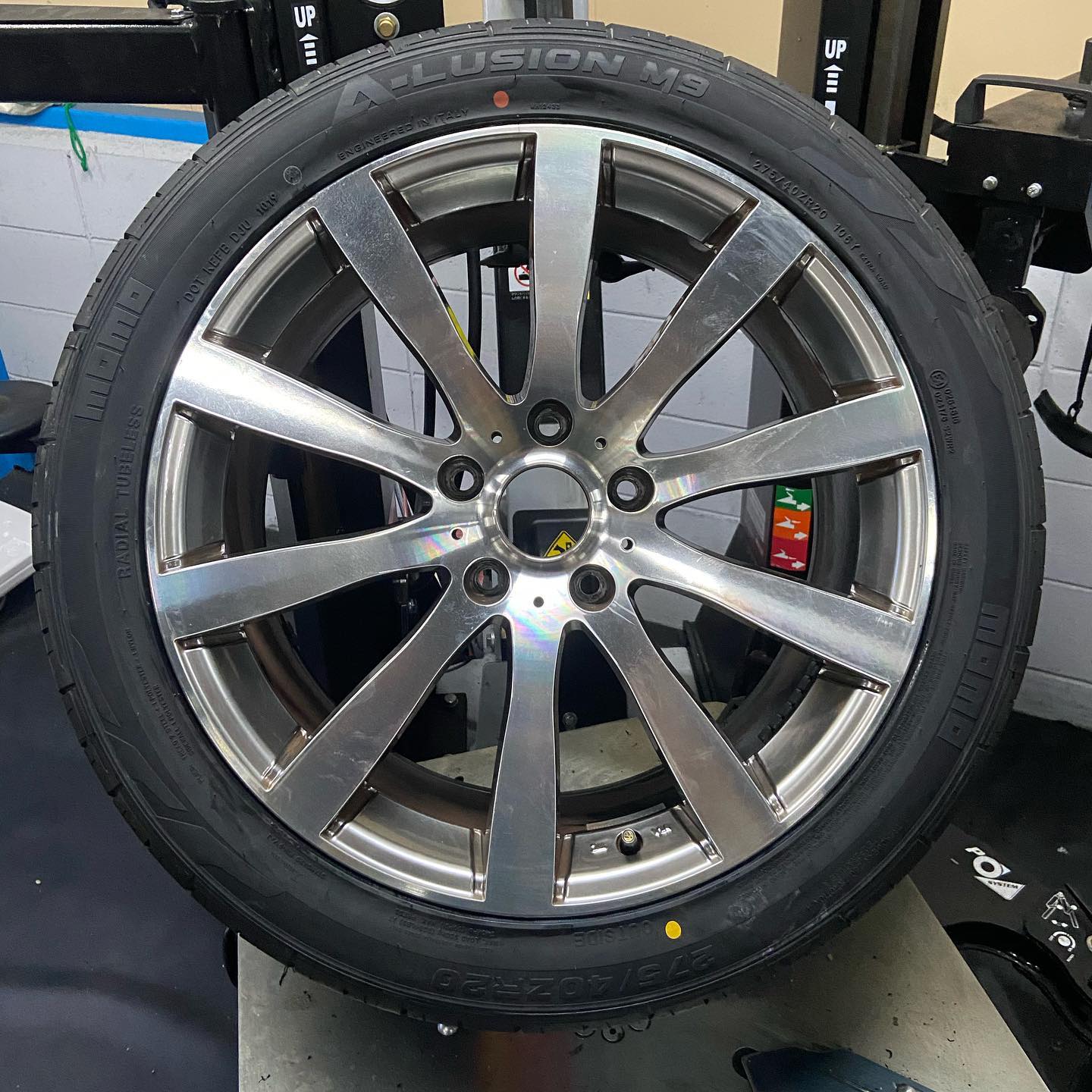 20インチ 9J 275/40R20 ホイール装着例 - CARSERVICE GRAVITY