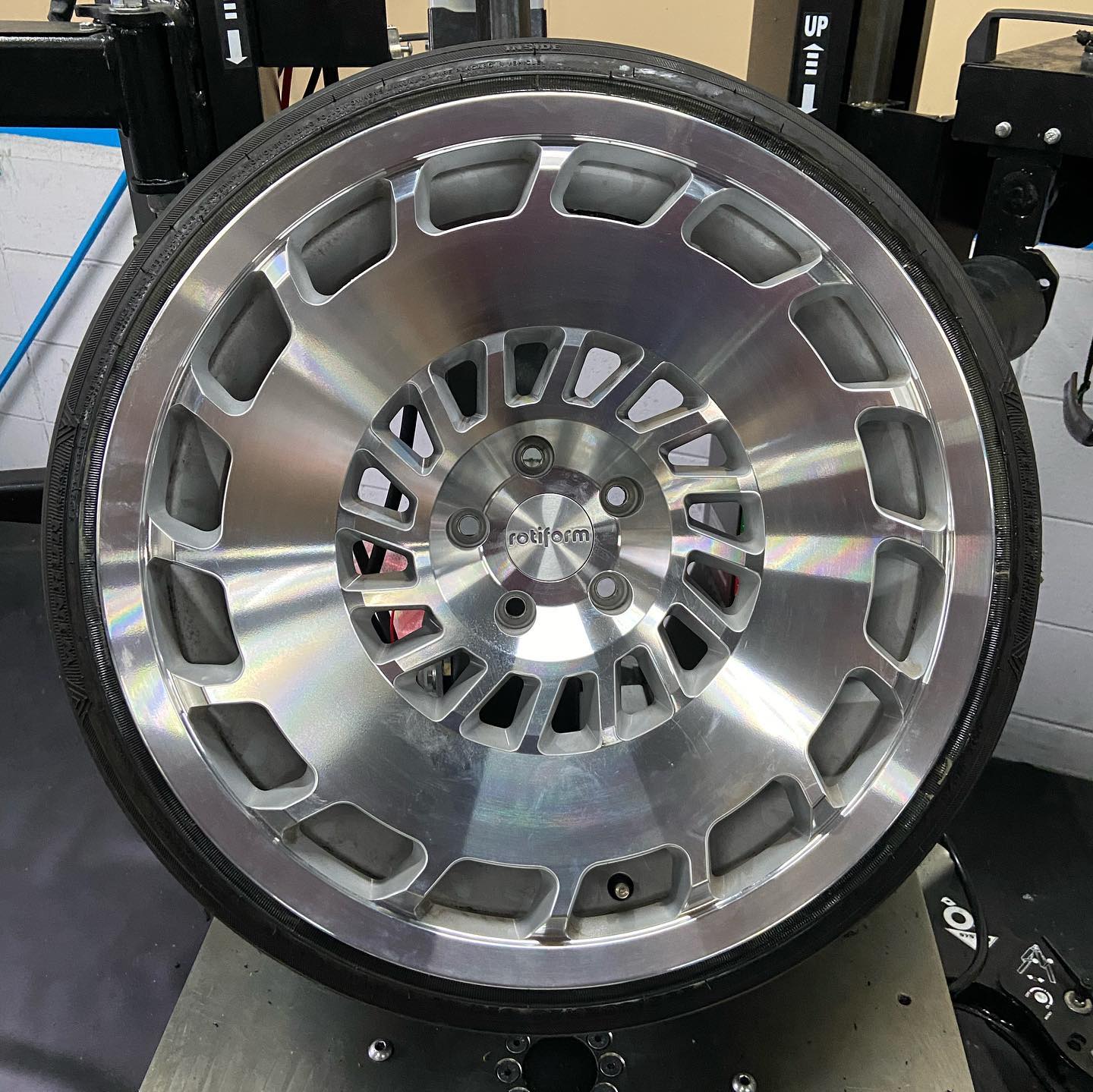 20インチ 10J 255/30R20 ホイール装着例 - CARSERVICE GRAVITY