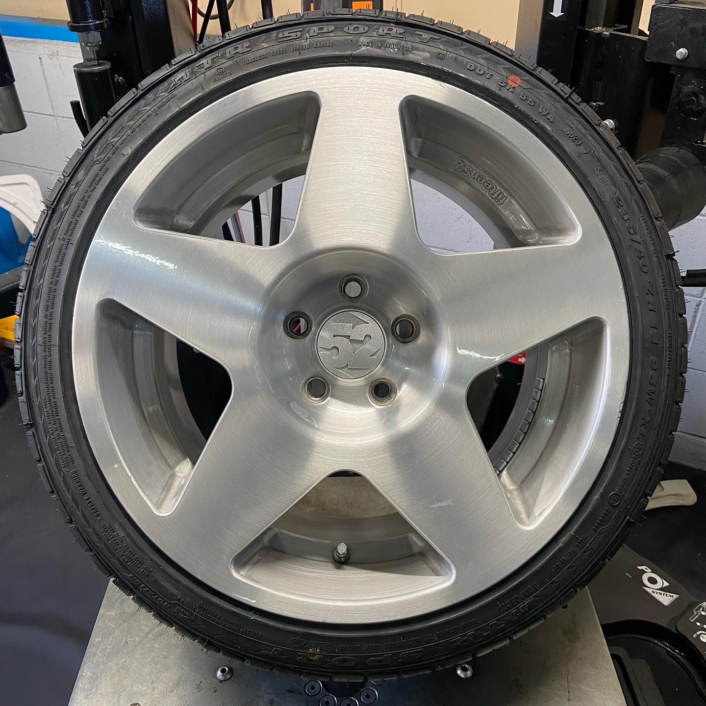 18インチ 9.5J 235/40R18 ホイール装着例 - CARSERVICE GRAVITY