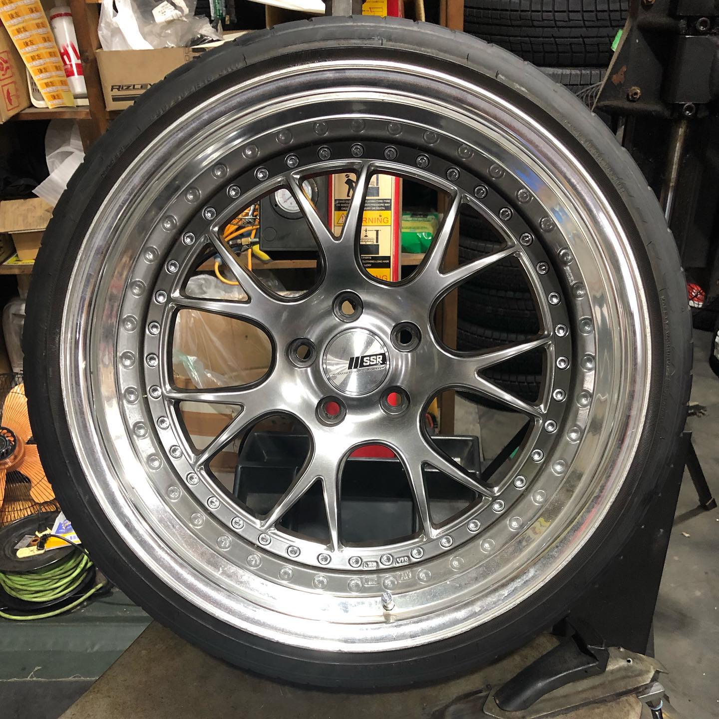 19インチ 10J 235/35R19 ホイール装着例 - CARSERVICE GRAVITY