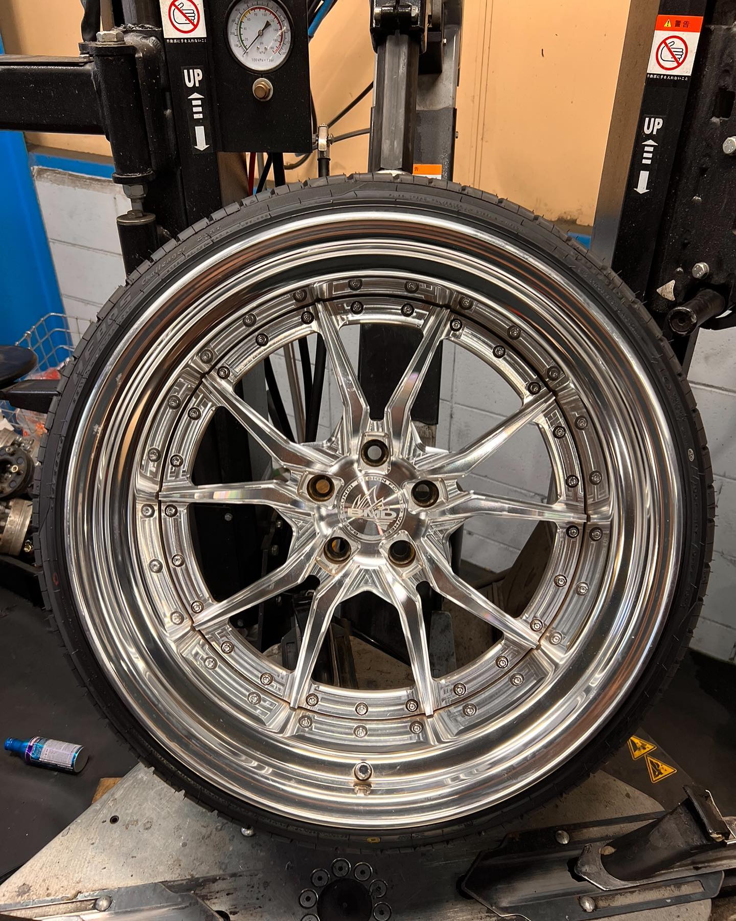 19インチ 10.5J 225/35R19 ホイール装着例 - CARSERVICE GRAVITY