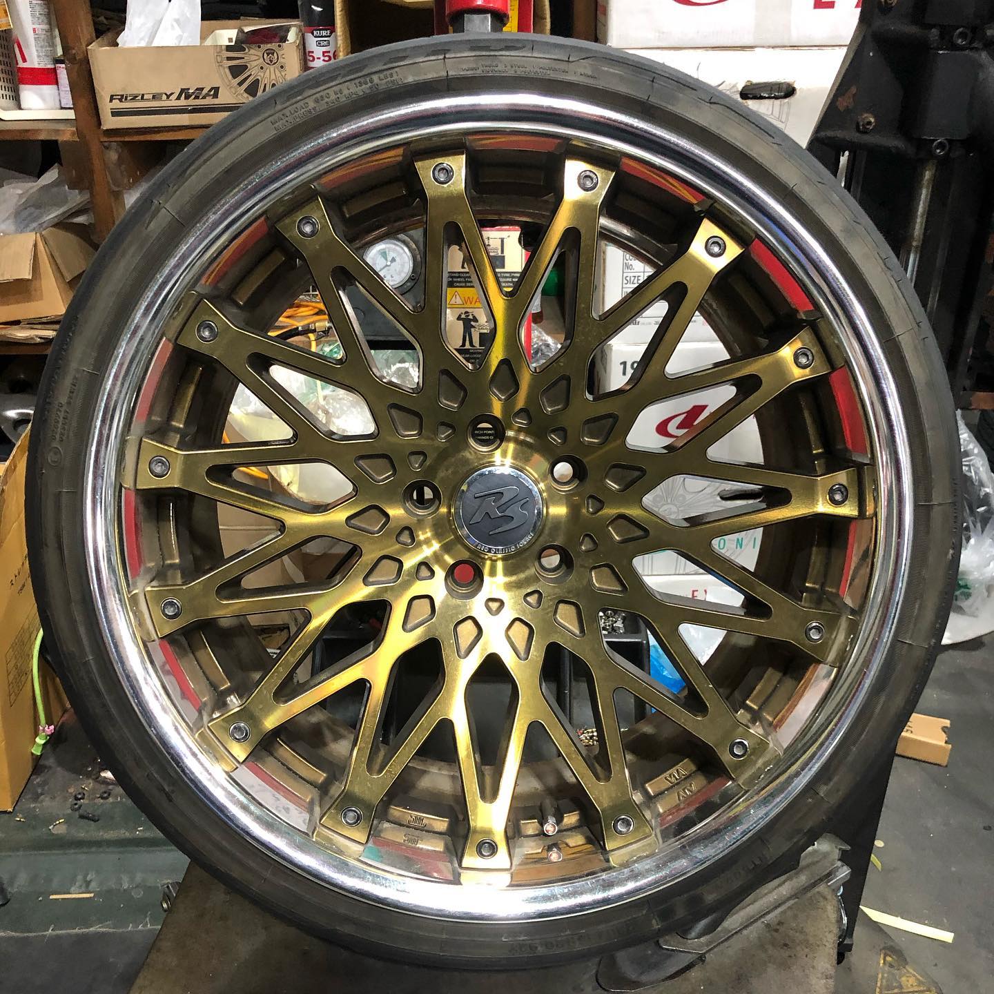 20インチ 9.5J 235/35R20 ホイール装着例 - CARSERVICE GRAVITY