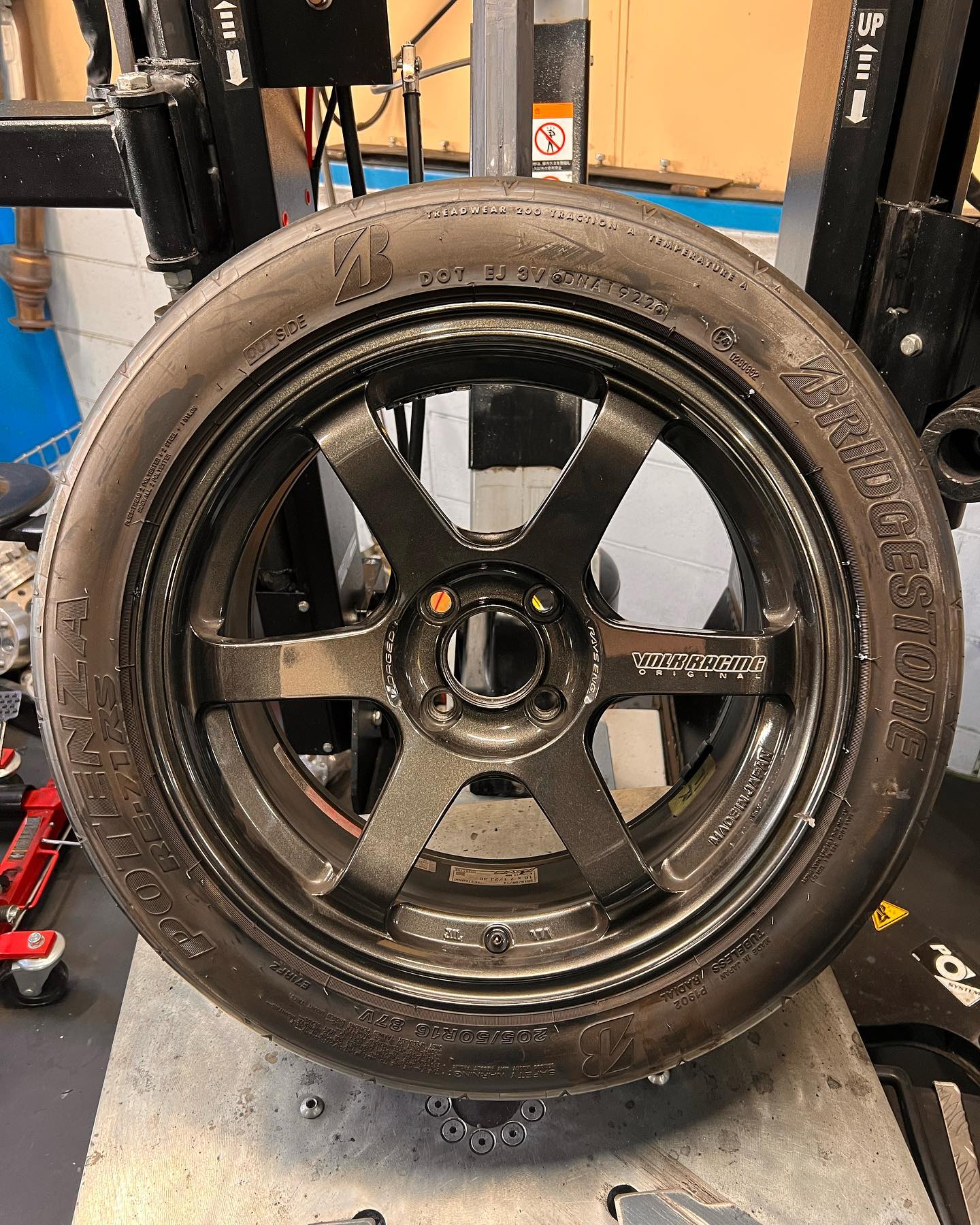 16インチ 7.5J 205/50R16 ホイール装着例 - CARSERVICE GRAVITY