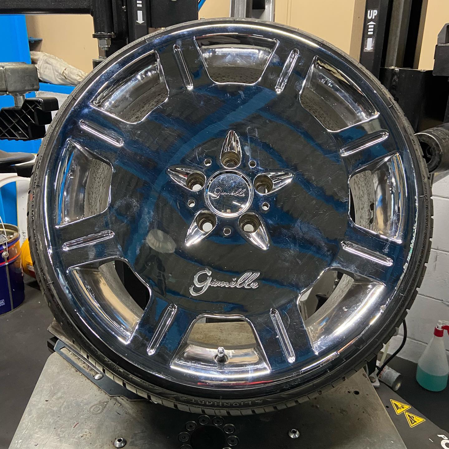 20インチ 8.5J 215/30R20 ホイール装着例 - CARSERVICE GRAVITY