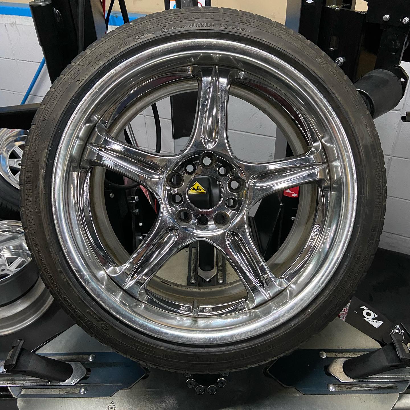 18インチ 9.5J 225/40R18 ホイール装着例 - CARSERVICE GRAVITY