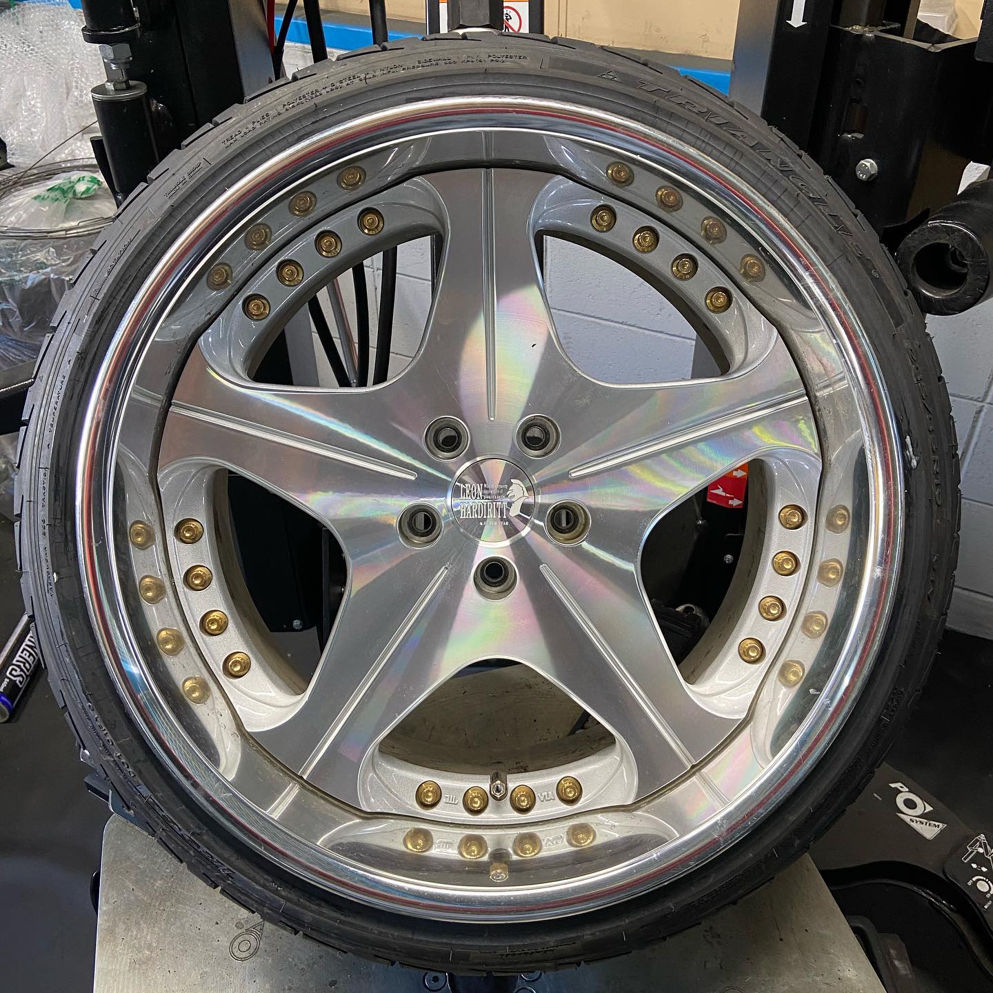 19インチ 10.5J 235/35R19 ホイール装着例 - CARSERVICE GRAVITY