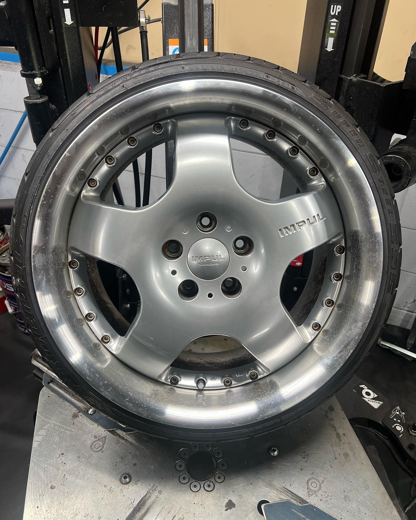18インチ 10J 225/35R18 ホイール装着例 - CARSERVICE GRAVITY
