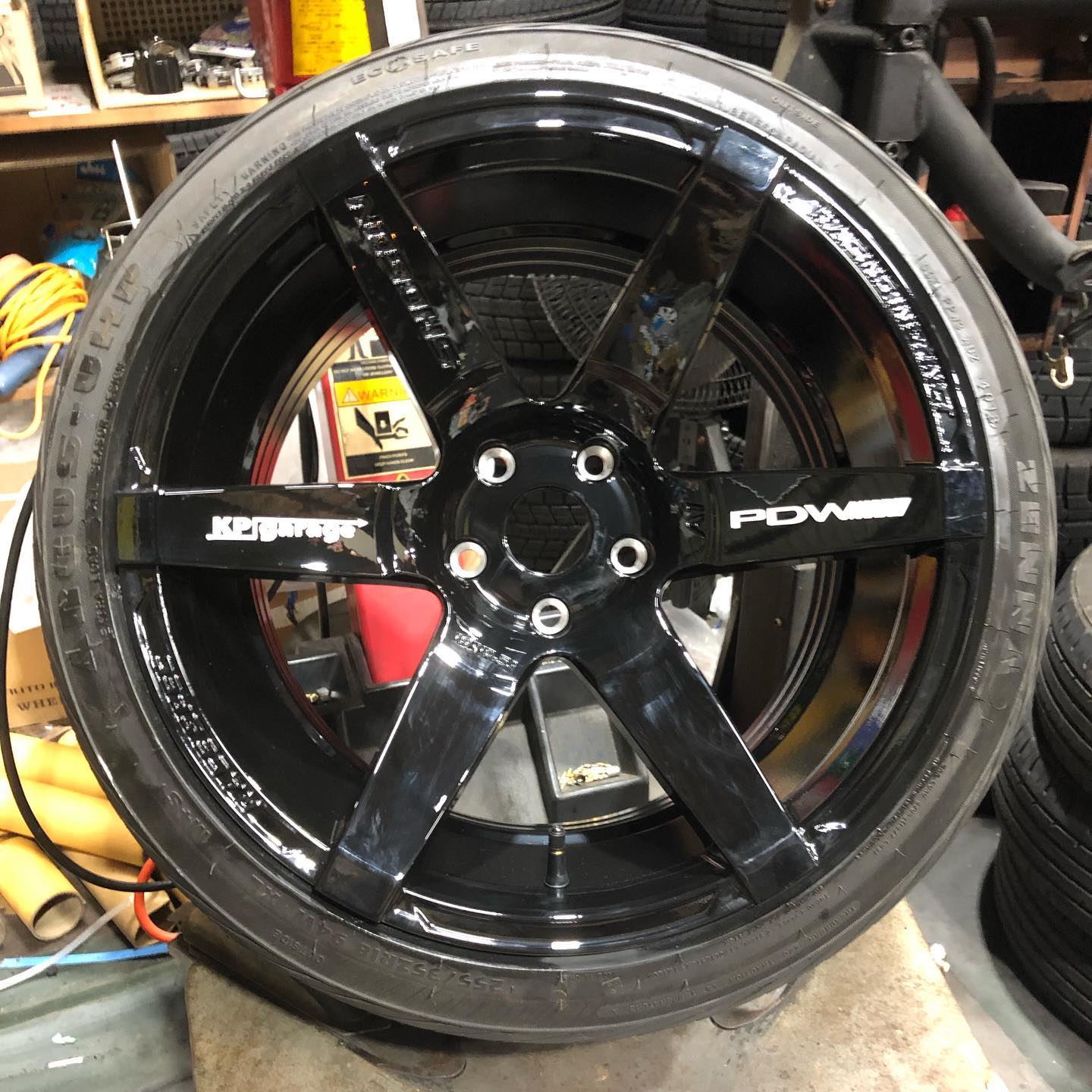 18インチ 10.5J 255/35R18 ホイール装着例 - CARSERVICE GRAVITY