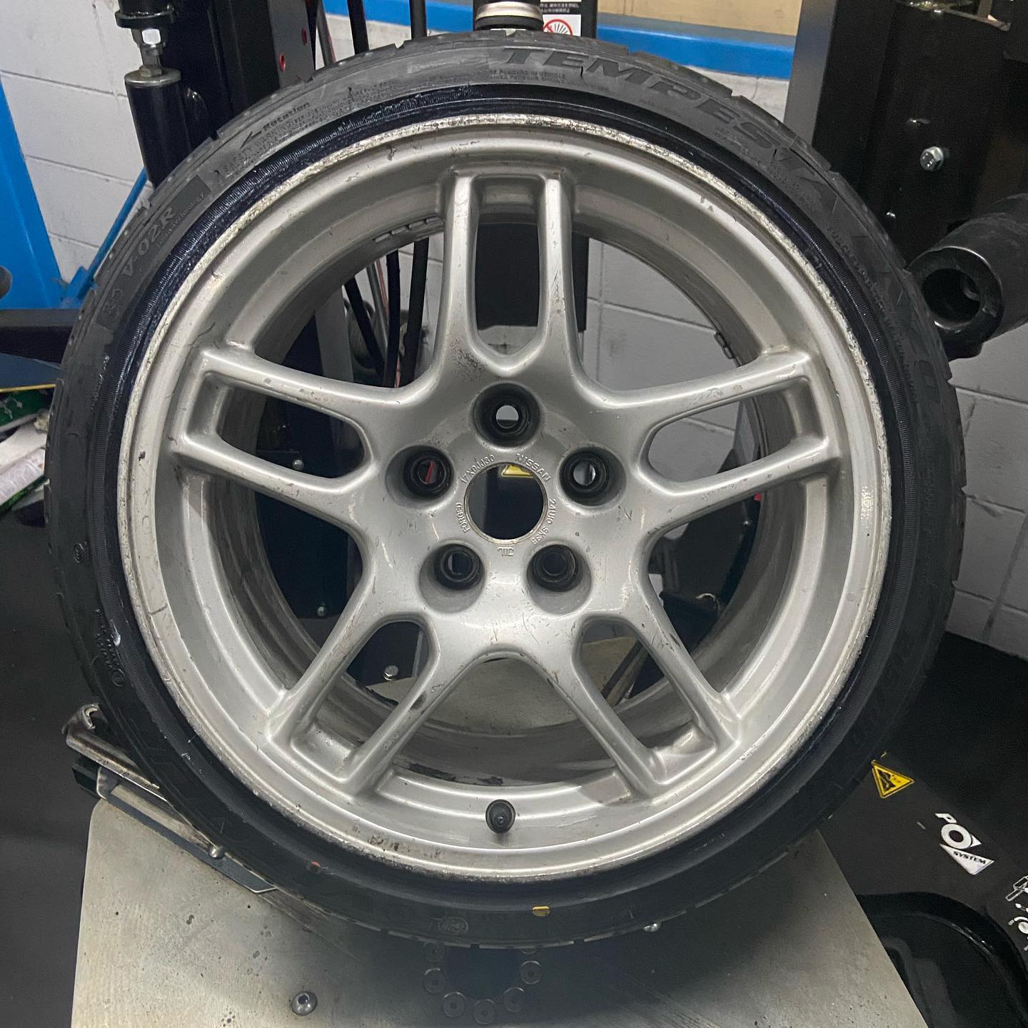 17インチ 9J 215/40R17 ホイール装着例 - CARSERVICE GRAVITY