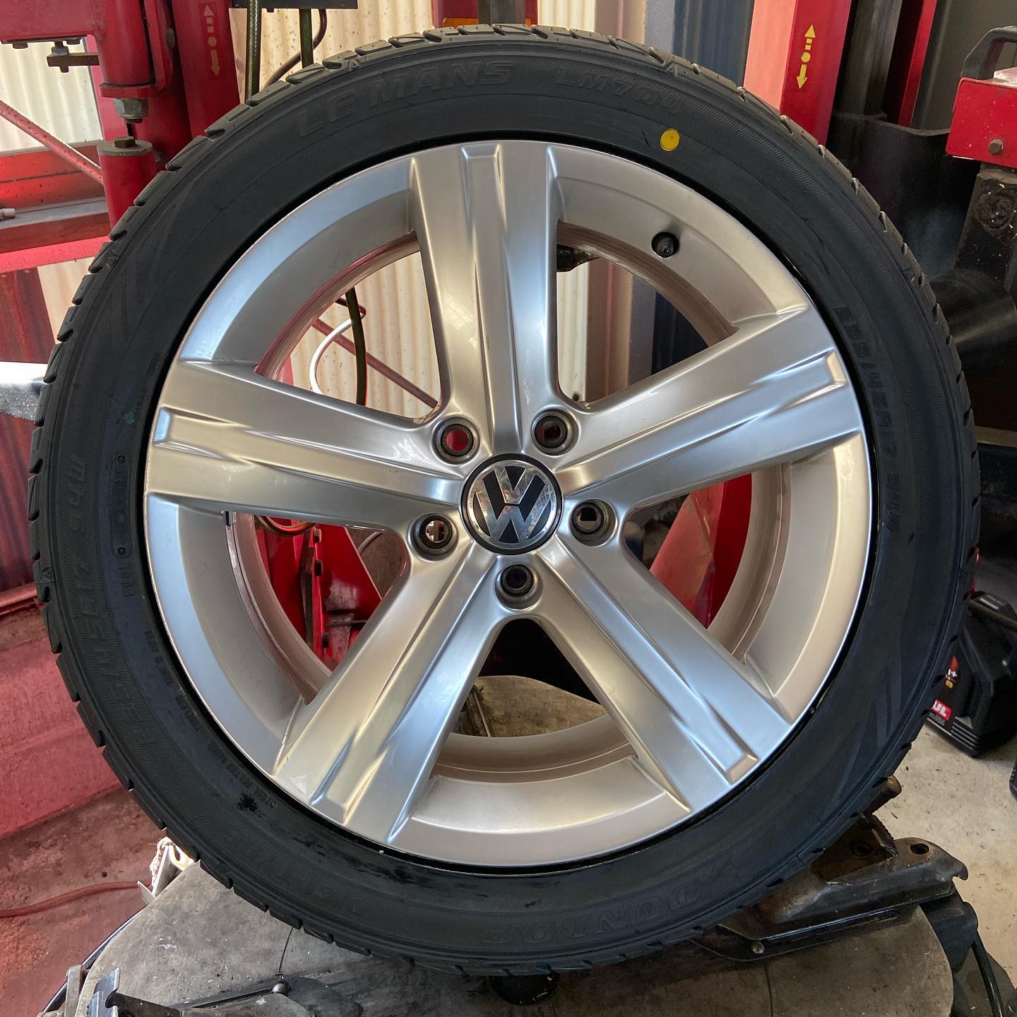 17インチ 7.5J 235/45R17 ホイール装着例 - CARSERVICE GRAVITY