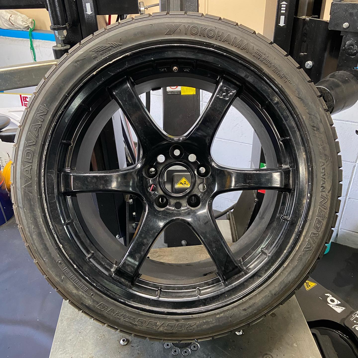 18インチ 9.5J 265/35R18 ホイール装着例 - CARSERVICE GRAVITY